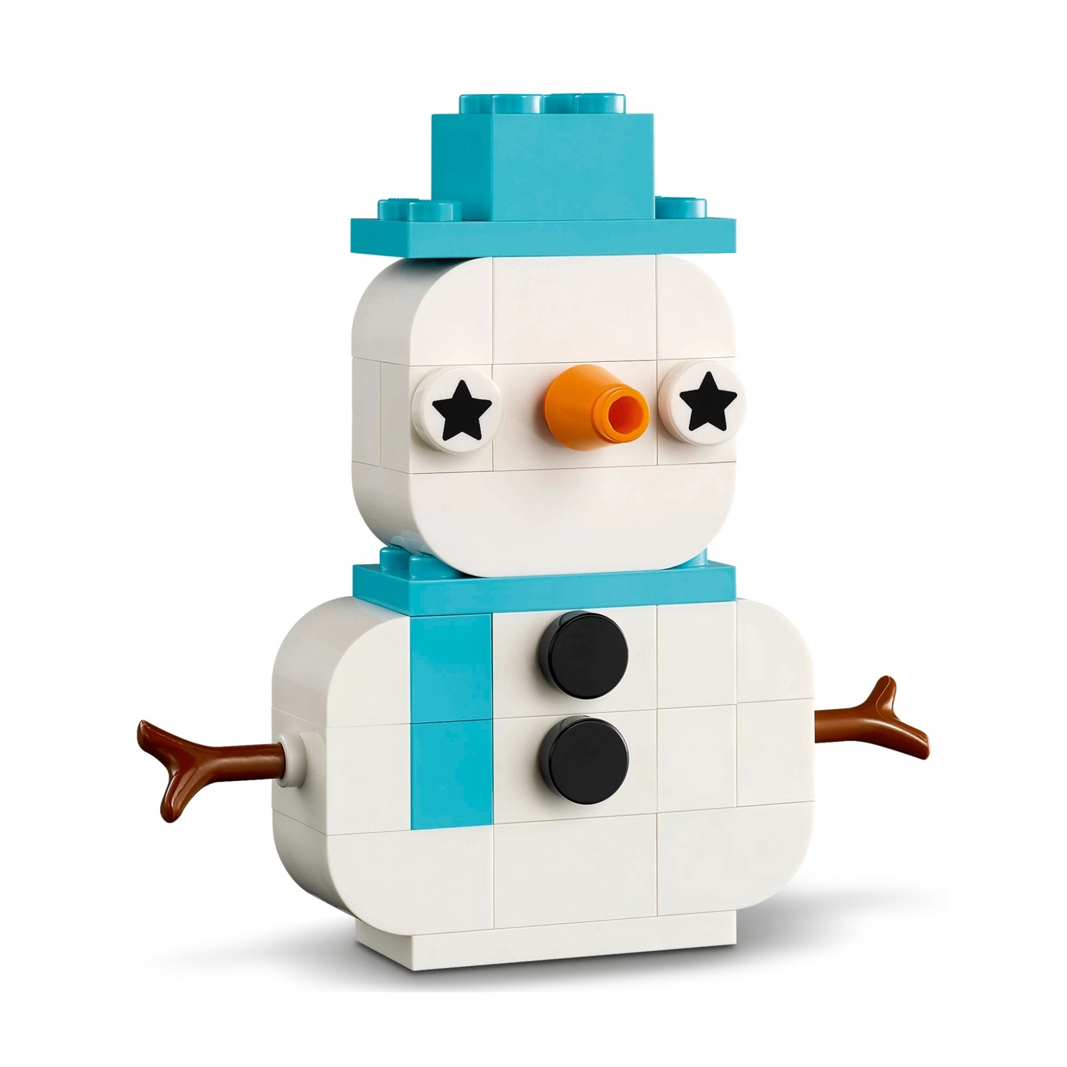 Un pupazzo di neve fatto di blocchi bianchi con cappello e sciarpa blu. Ha occhi a stella neri, un naso arancione e braccia a bastoncino.