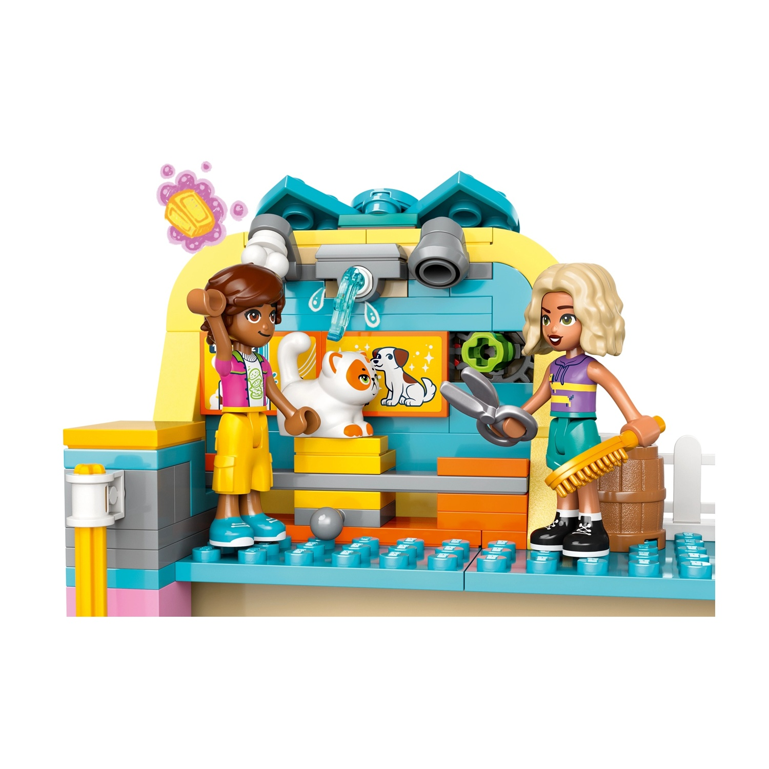 Due personaggi Lego toelettano un gatto. Un personaggio tiene le forbici, l'altro una spazzola. La scena è una stazione di cura per animali.