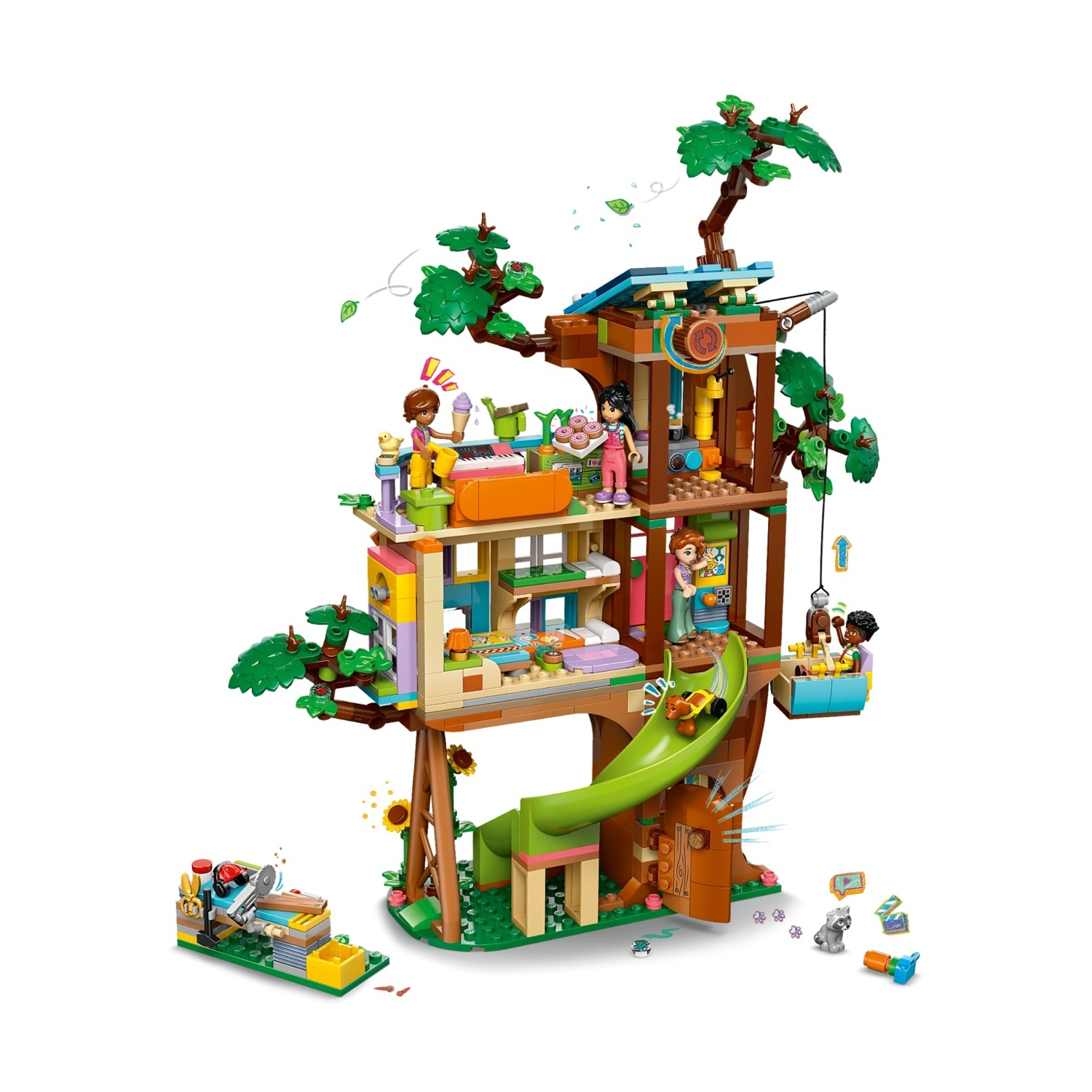 Una casa sull'albero Lego con più livelli. Personaggi che giocano e interagiscono. Uno scivolo verde e una piccola officina sono visibili.