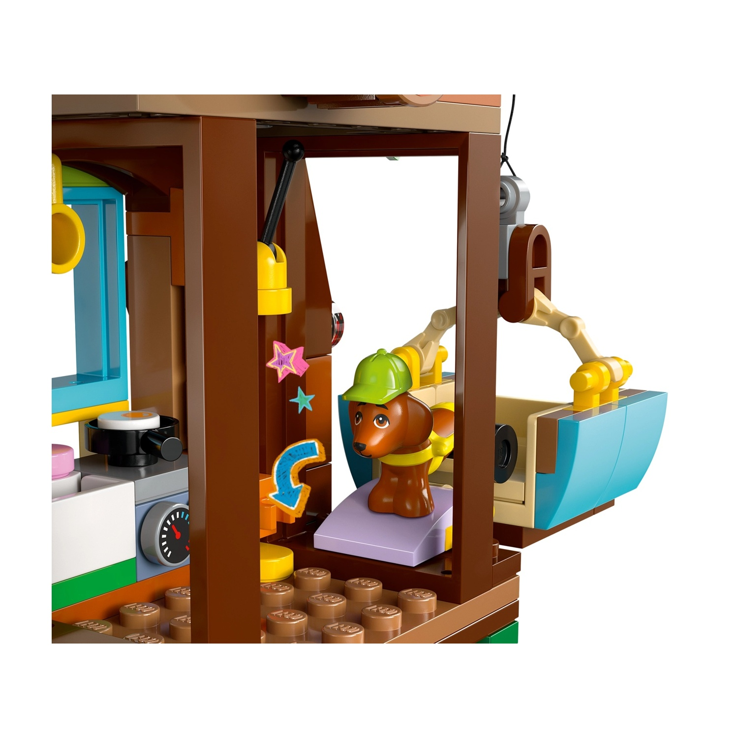 Una scena Lego con un cane marrone con un cappello verde, all'interno di una struttura in legno con un carrello blu e dettagli colorati.