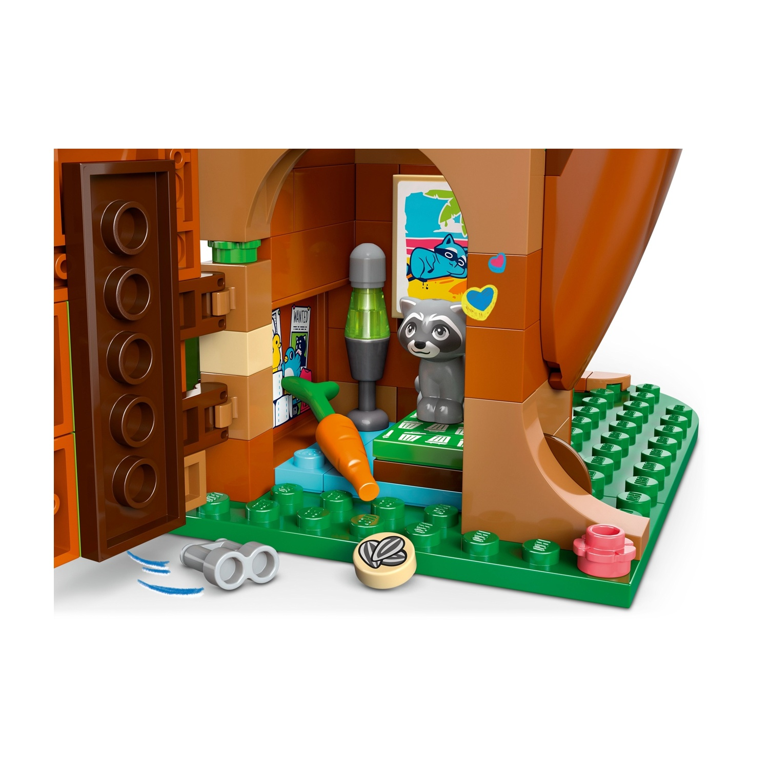 Una scena Lego con una casa sull'albero. Una figura di procione è all'interno. C'è una carota, un binocolo e altri pezzi Lego.
