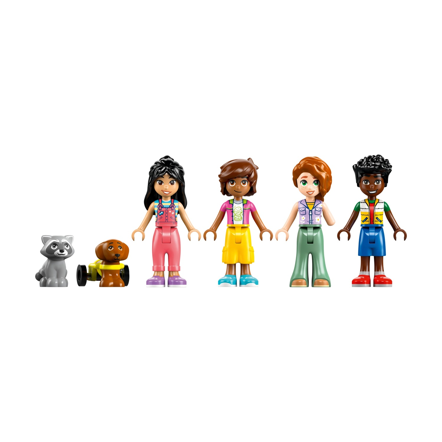 Un set Lego presenta un procione, un cane su un carrello e quattro personaggi Lego di sesso diverso, con vari abiti, in piedi di fronte a uno sfondo bianco.