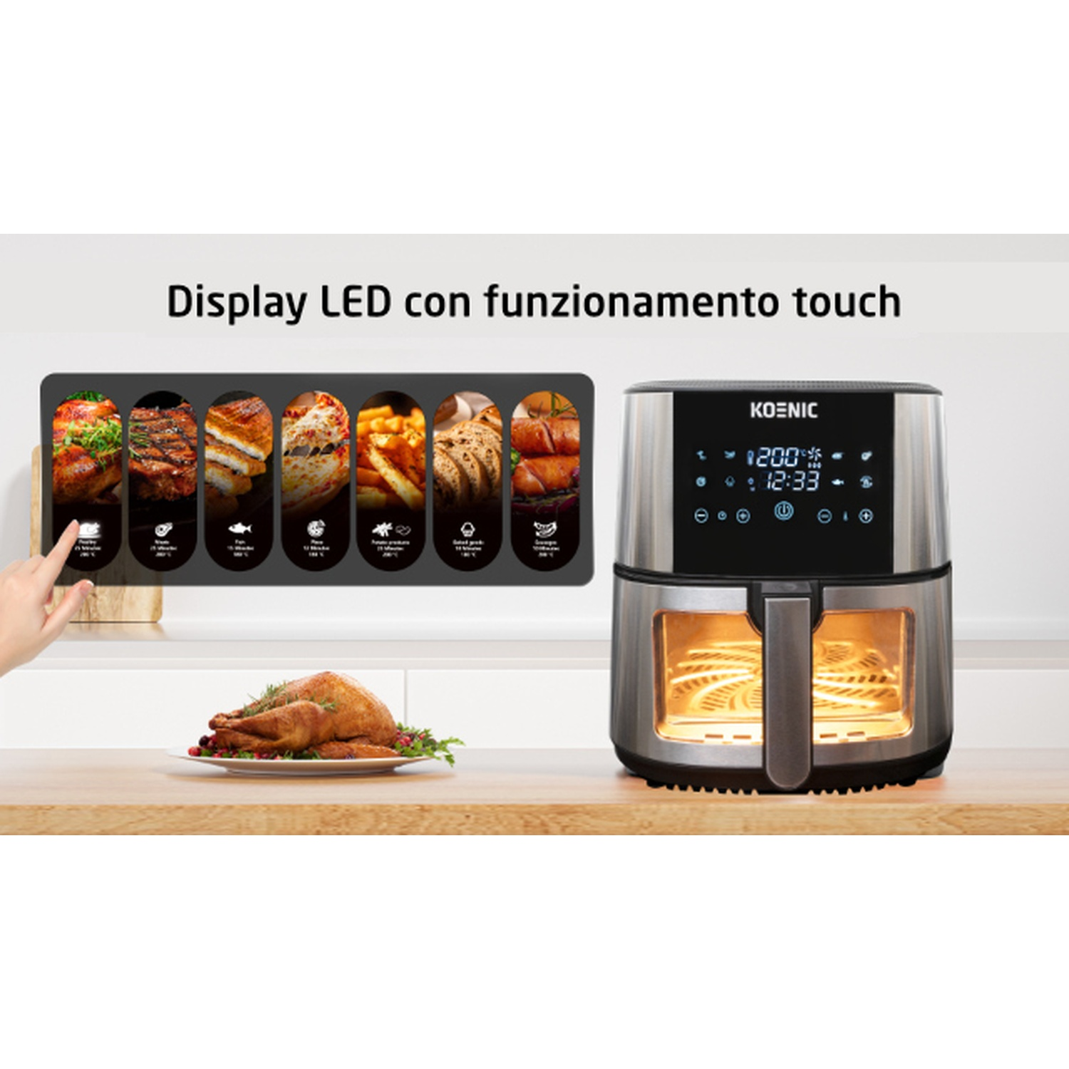 Una friggitrice ad aria con display touch e un tacchino cotto. Una mano tocca il display di selezione del cibo.