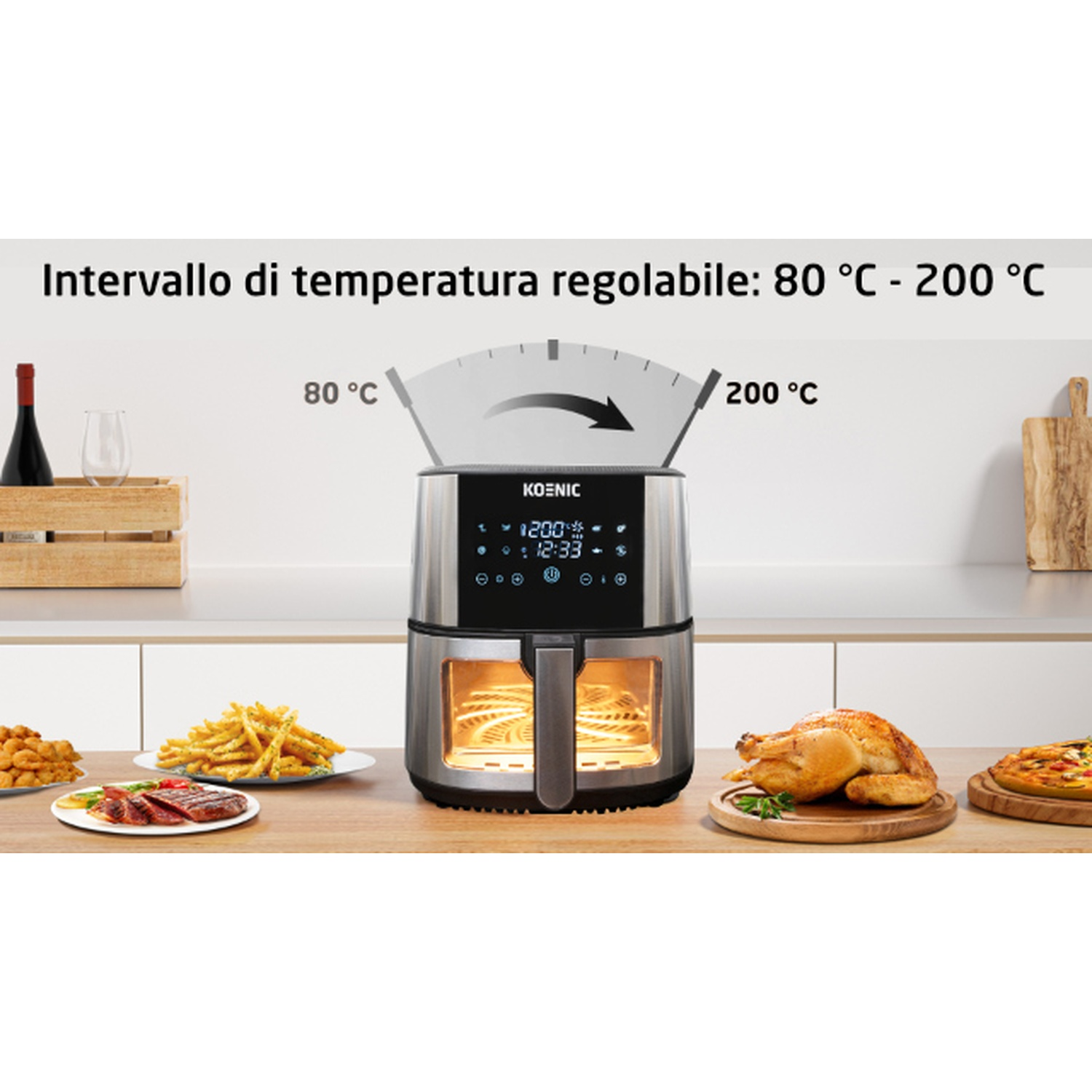 Una friggitrice ad aria mostra le impostazioni della temperatura. Il cibo è mostrato di fronte: patatine fritte, carne, fritti, pollo arrosto, pizza. Una bottiglia di vino e un bicchiere sono dietro.