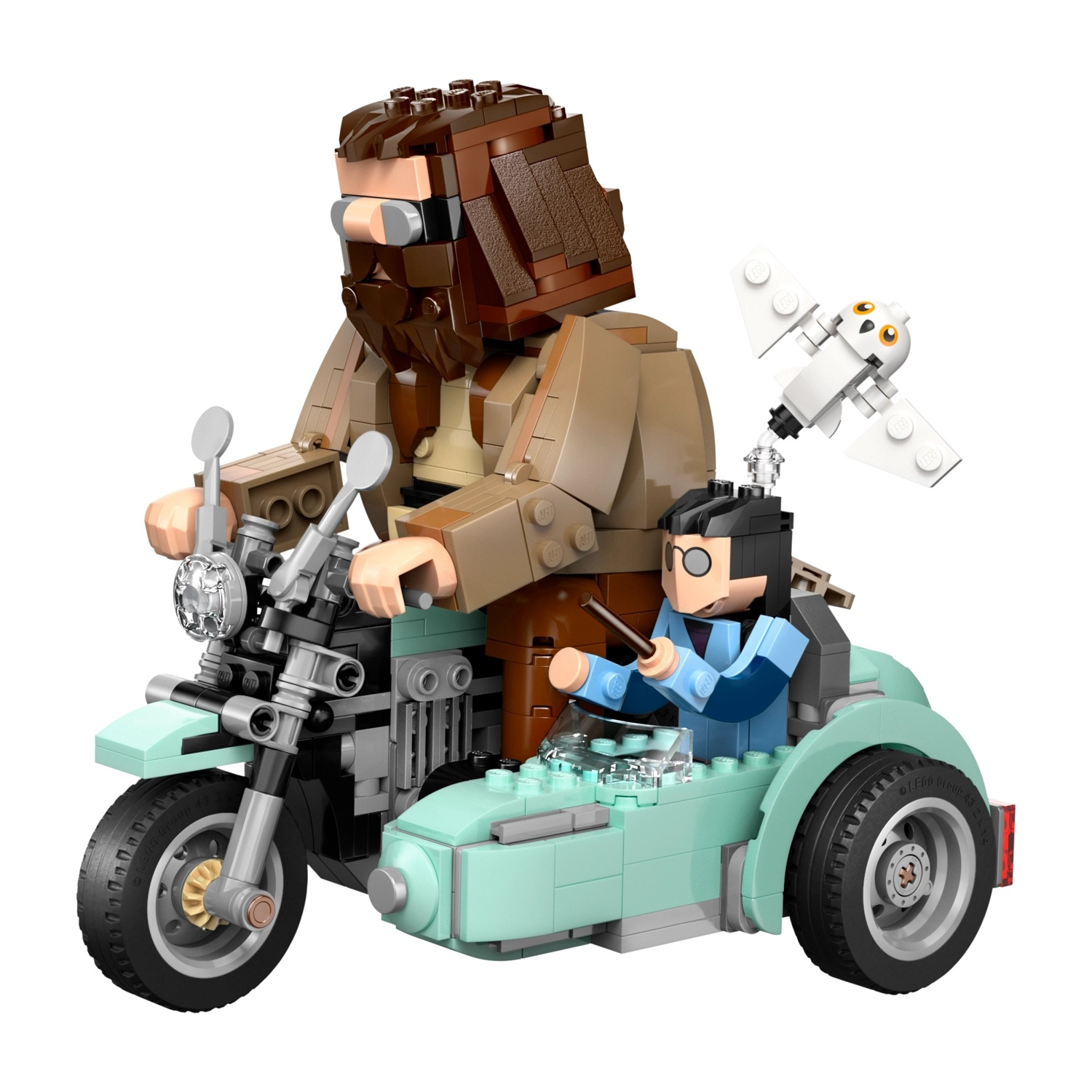 Moto Lego con personaggi, tra cui un uomo grande e un ragazzo con gli occhiali. Un gufo vola vicino.