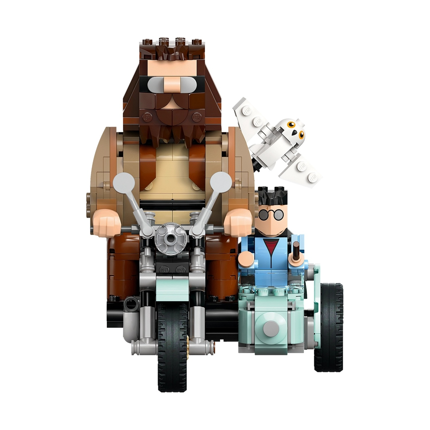 Set Lego con Hagrid su moto con Harry Potter e Edvige. Sfondo bianco.