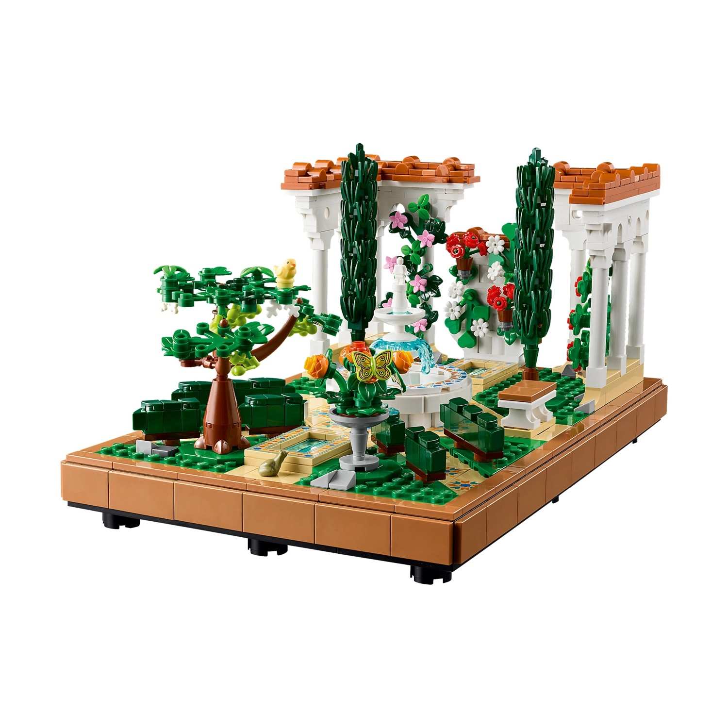 Una scena di giardino Lego con fontana, alberi, fiori e piccole strutture. Include un uccello giallo su un albero.