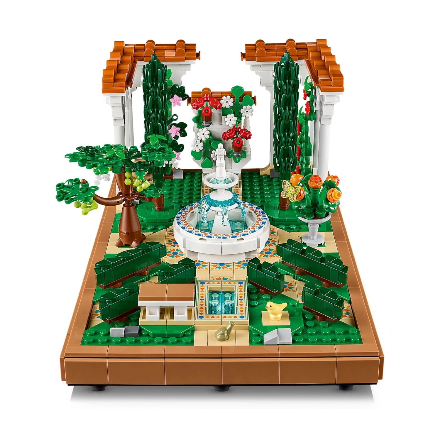 Una scena di giardino Lego con fontana, alberi, fiori e piccole strutture. Include una papera.