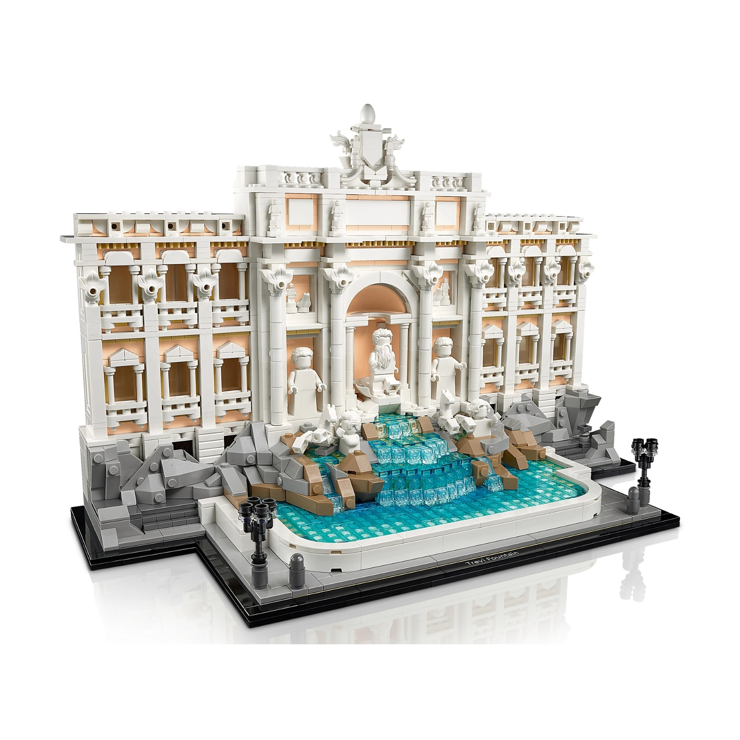 Un modello LEGO della Fontana di Trevi. Ha facciate bianche, un elemento acquatico blu e dettagli in pietra grigia. Il modello è su una base nera.