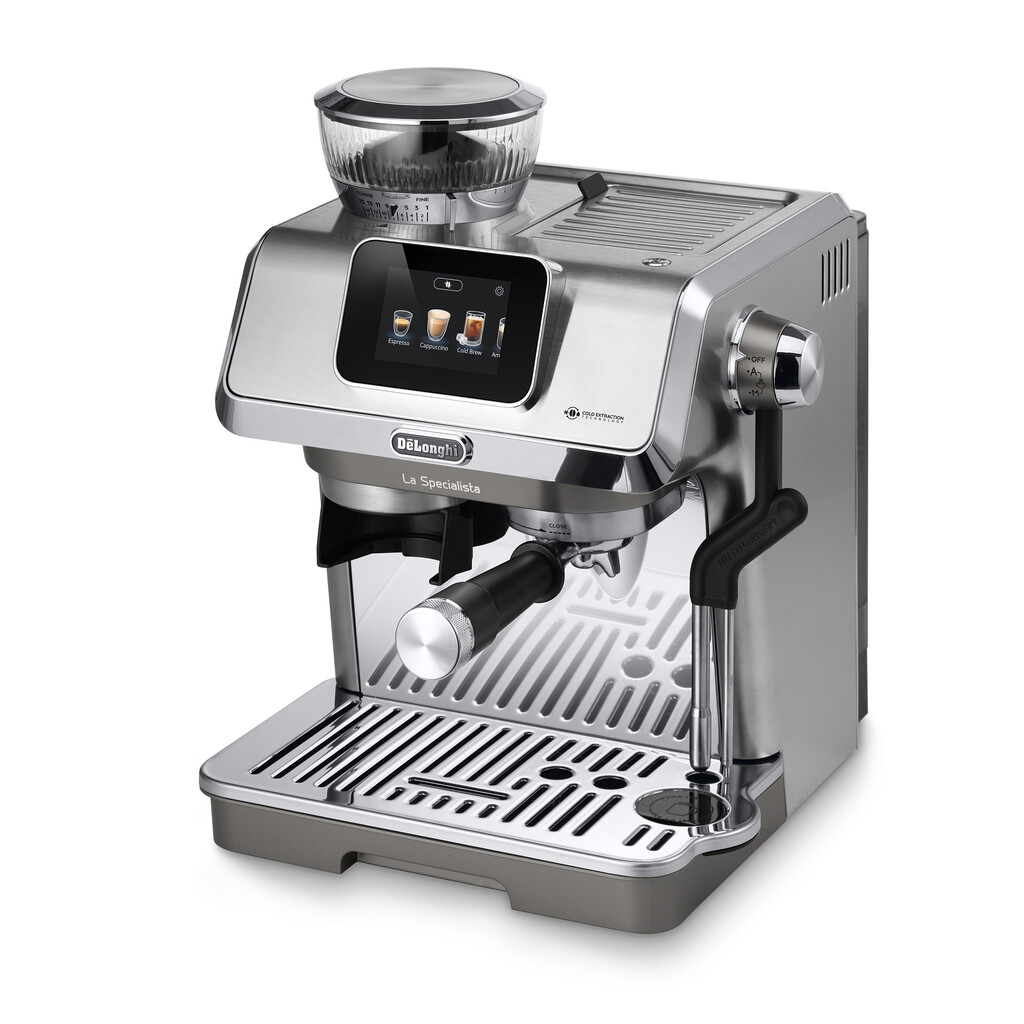 Gümüş espresso makinesi, öğütücü, dijital ekran ve portafilter ile beyaz zemin üzerinde.