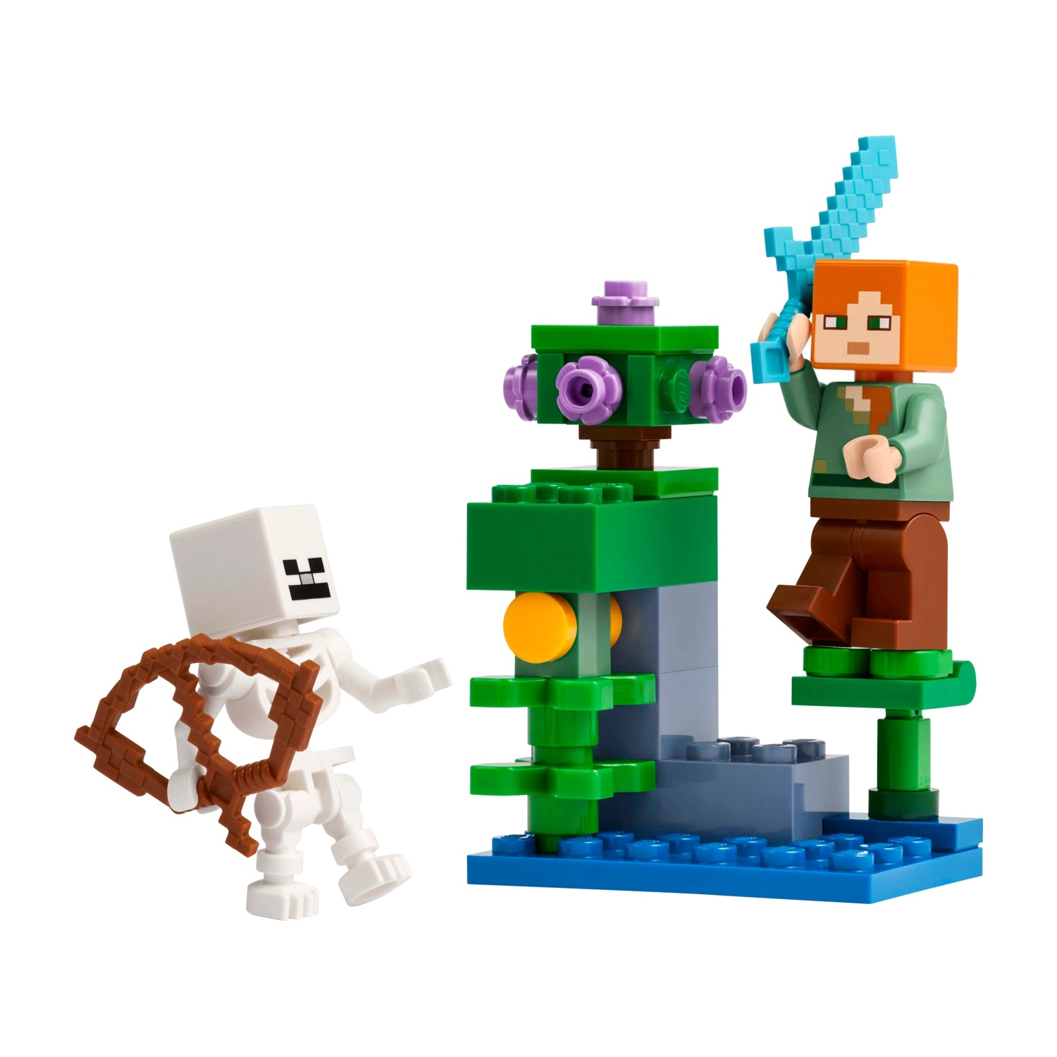 Set Lego Minecraft: Alex con spada affronta uno scheletro con arco vicino a una struttura verde. La scena è ambientata su una base blu.