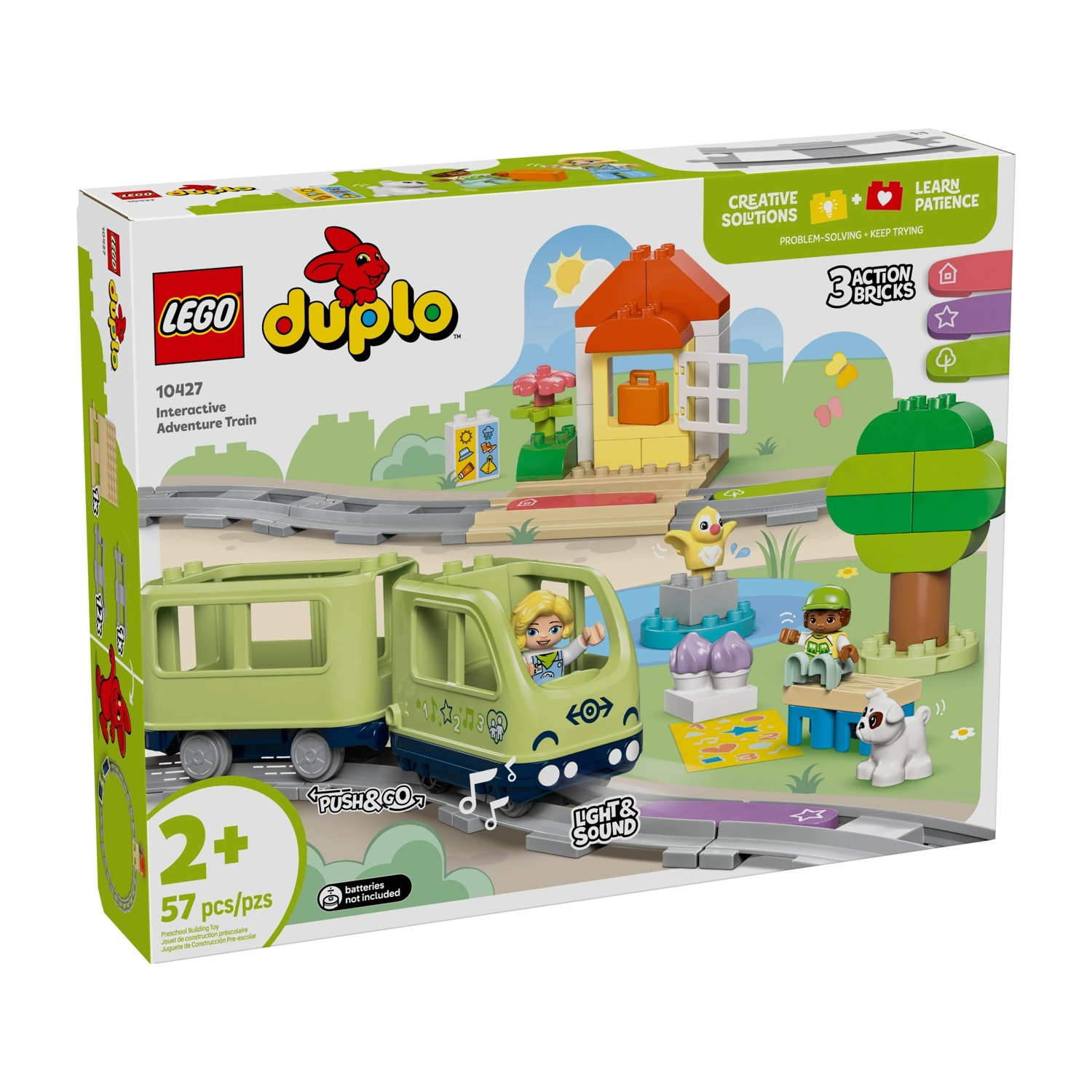 Set LEGO Duplo Treno Interattivo Avventura. Include un treno verde, personaggi, una casa e un albero, su sfondo bianco.