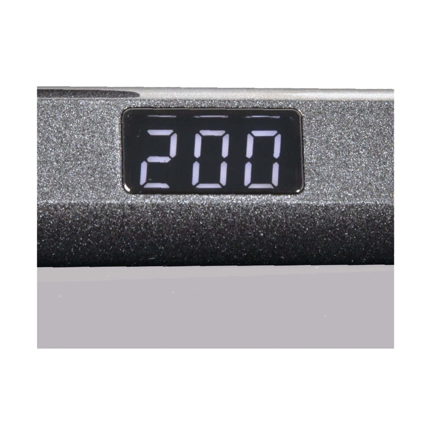 Un display digitale mostra il numero 200 in bianco su sfondo nero. Il display è su una superficie grigio scuro strutturata.