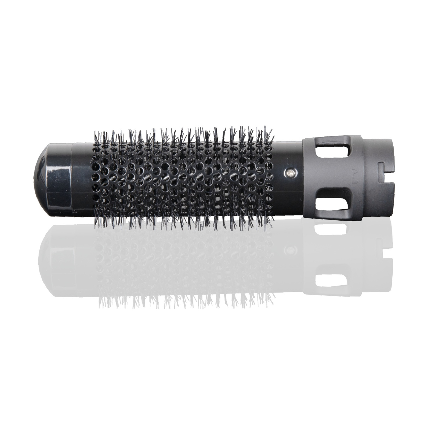 Una spazzola nera per capelli su sfondo bianco. La spazzola ha setole e un manico con una superficie riflettente sotto.