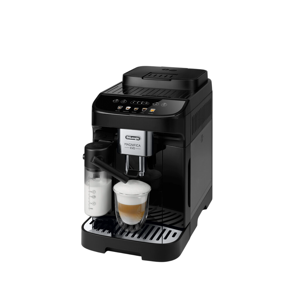 Siyah bir De'Longhi Magnifica Evo espresso makinesi ve bir bardak latte macchiato. Süt kabı solda.