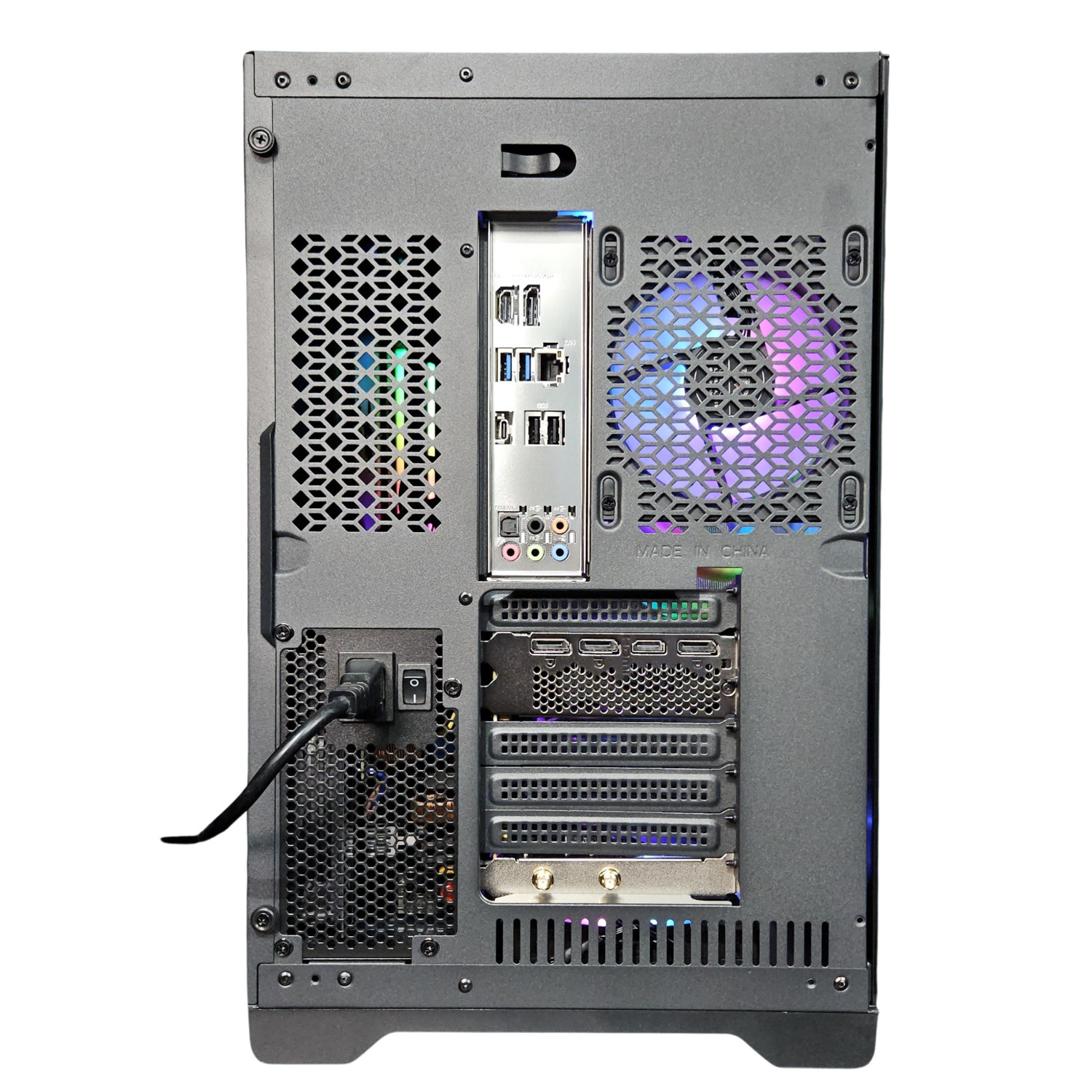 Arrière d'un boîtier d'ordinateur montrant les ports, un ventilateur avec des lumières multicolores et une alimentation.
