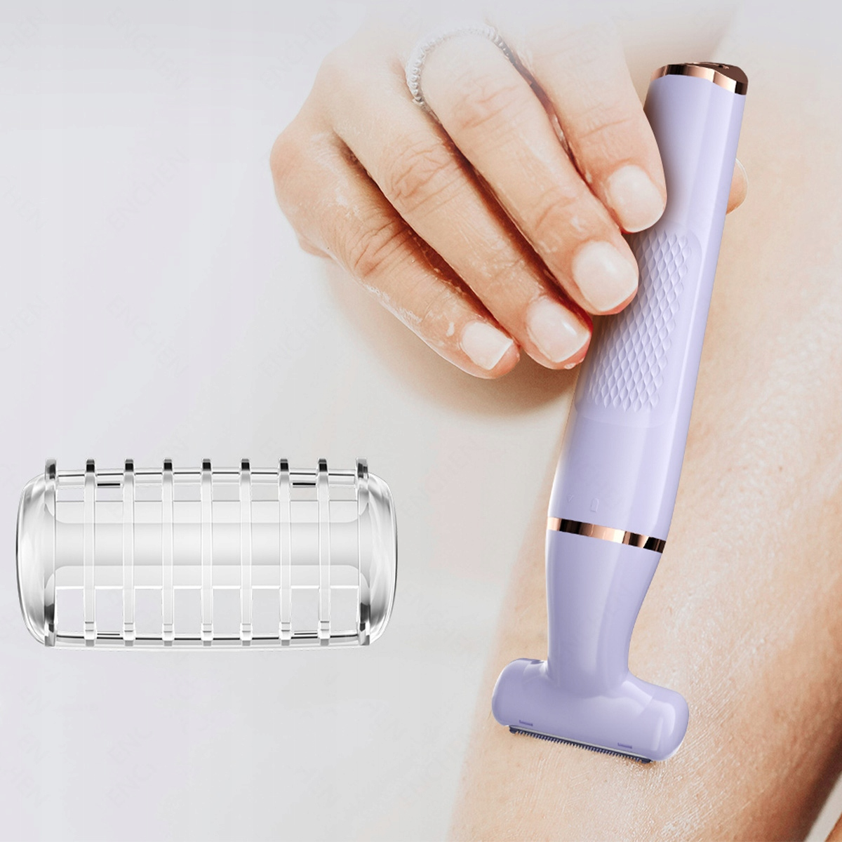 Osoba używa liliowej golarki elektrycznej do golenia nogi. Golarka i przezroczysta głowica są na pierwszym planie.