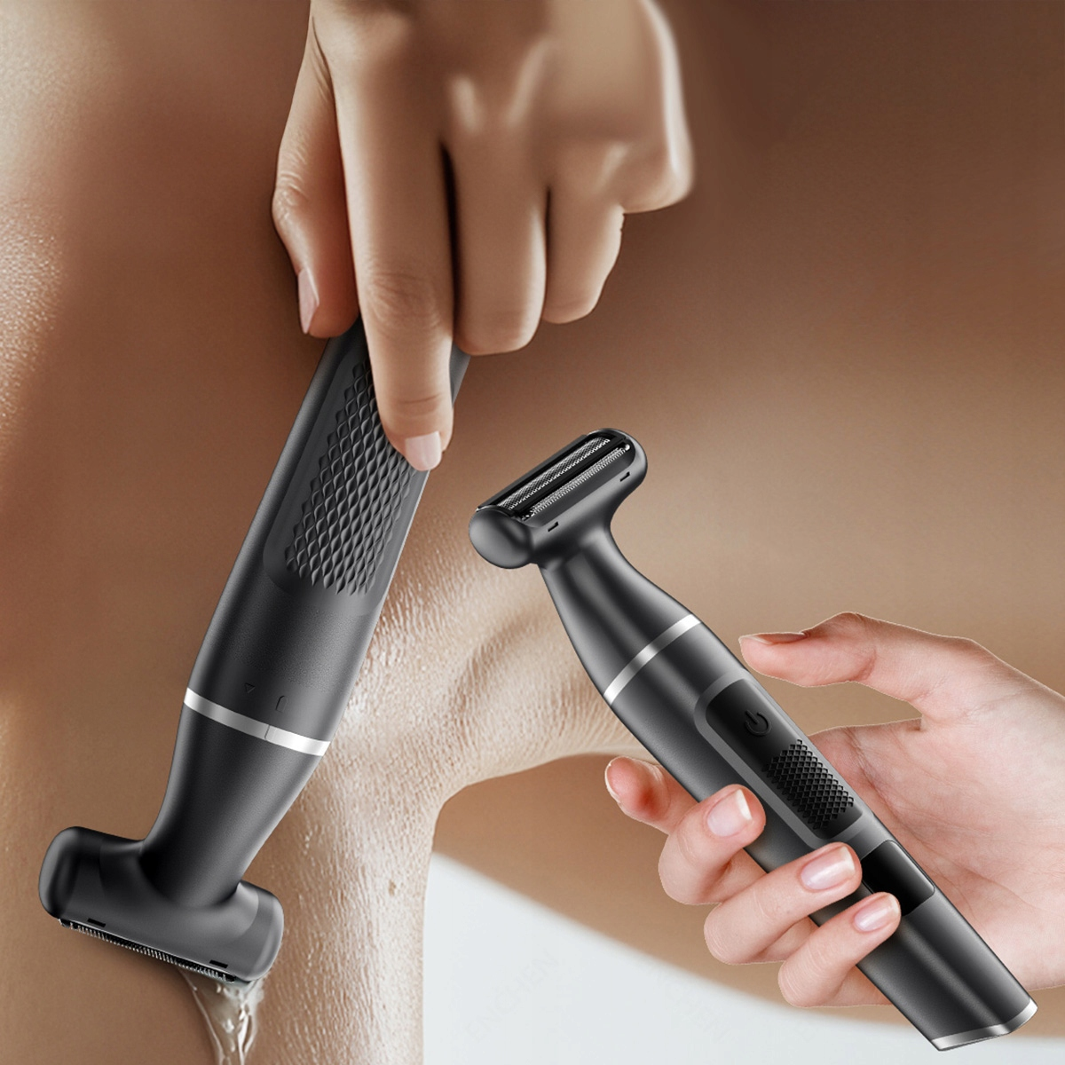 Dłonie trzymające czarne golarki elektryczne, jedna goli część ciała. Zbliżenie pokazuje golarki i skórę.