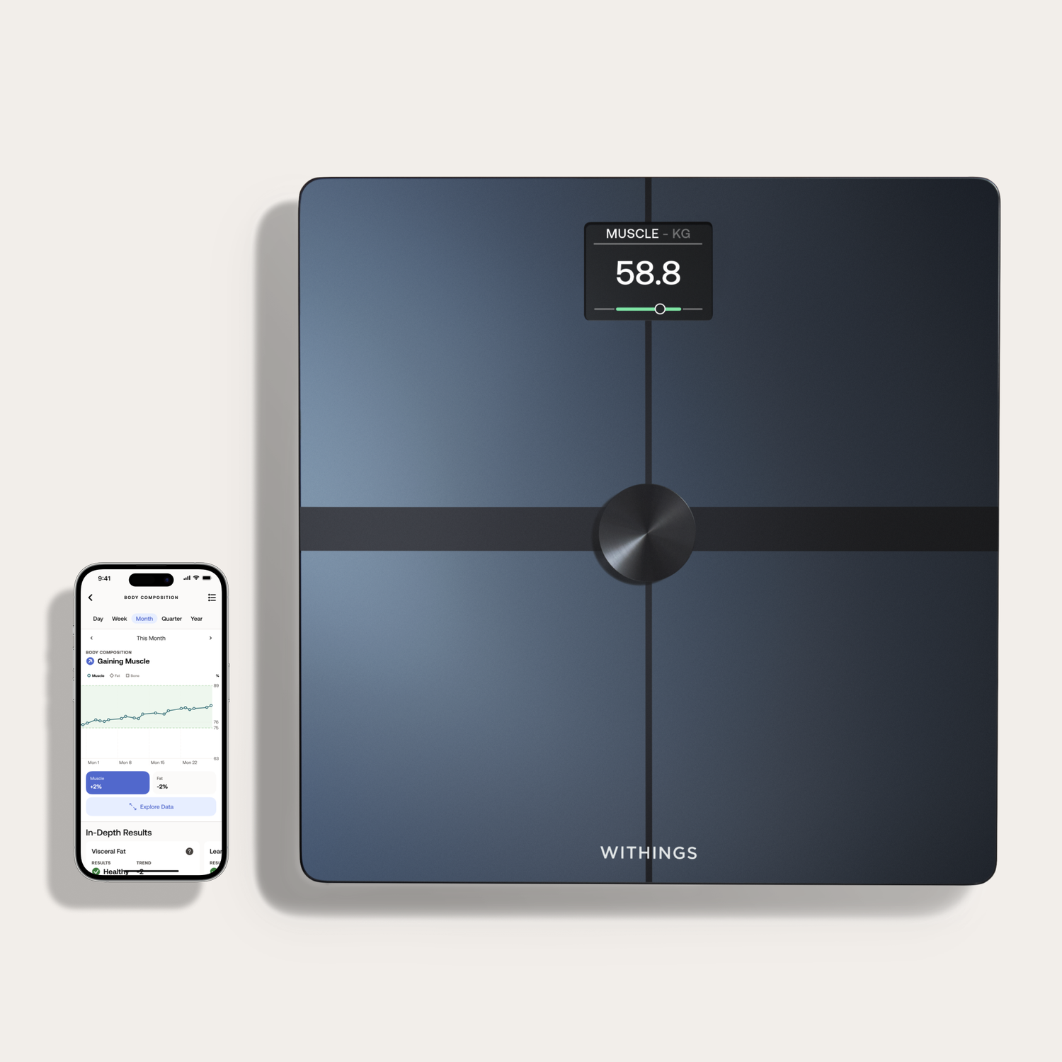 Een digitale weegschaal toont 58,8 kg spiermassa. Een smartphone toont gegevens over de lichaamssamenstelling, met een trendgrafiek en gezondheidsresultaten.