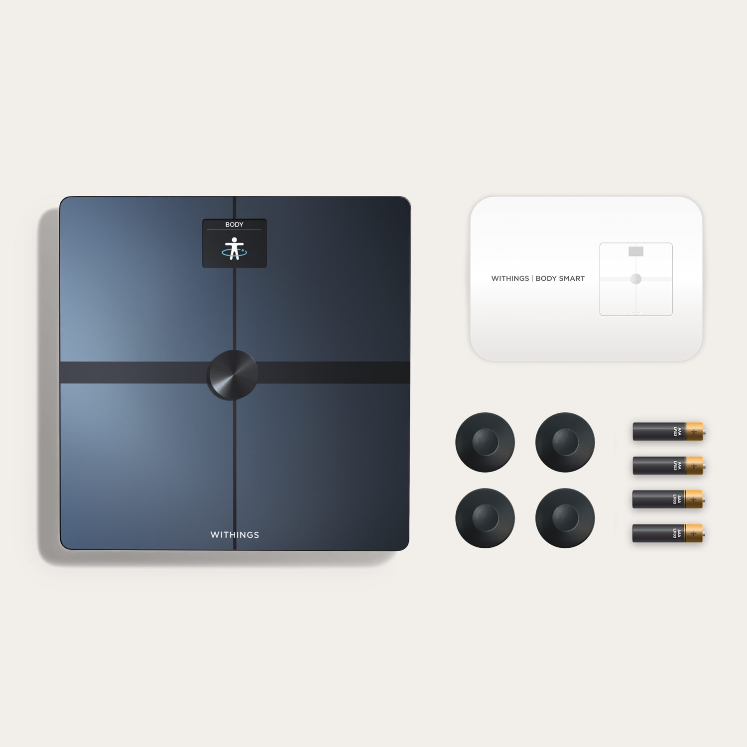 Een zwart-blauwe Withings lichaamsweegschaal, een wit bedieningspaneel, vier zwarte voetjes en vier AAA-batterijen worden weergegeven.