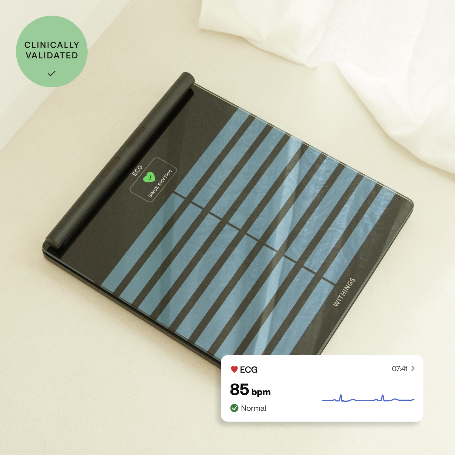 Een zwart ECG-apparaat met blauwe strepen toont een ECG-meting van 85 bpm, gemarkeerd als normaal. Het apparaat is klinisch gevalideerd.