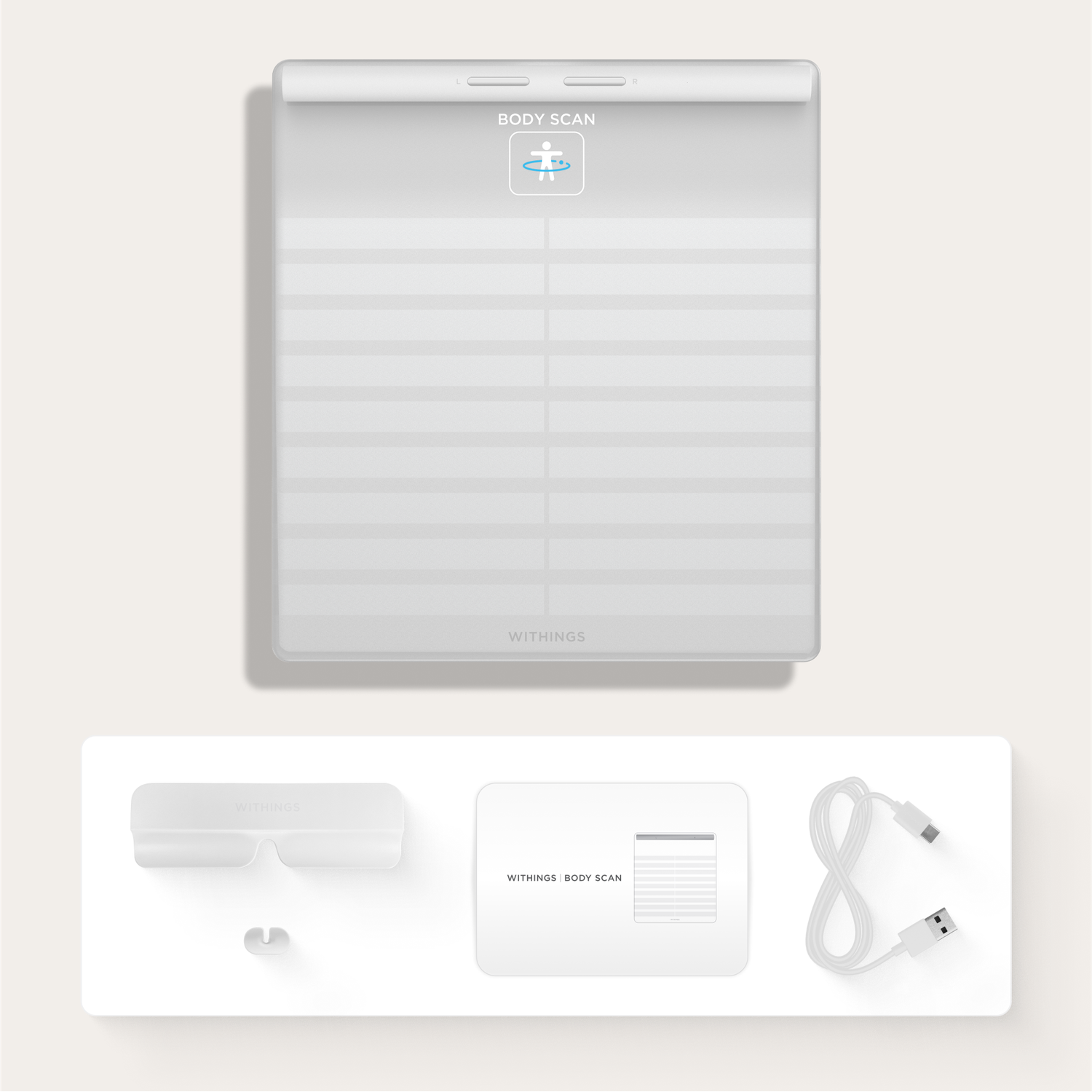 Body scan weegschaal met accessoires. Weegschaal en accessoires zijn wit. Inclusief oplaadkabel en witte standaard voor telefoon of tablet.