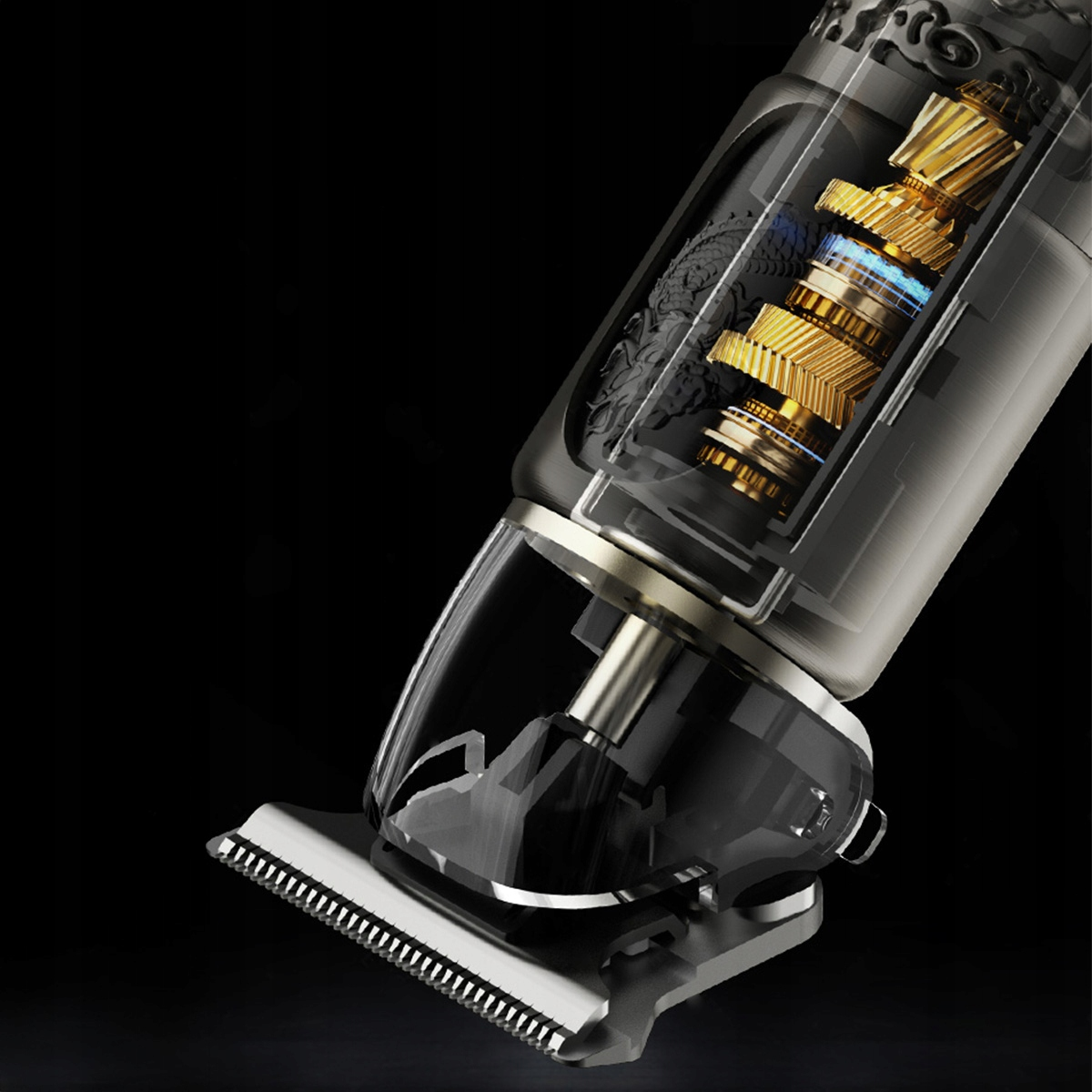 Zbliżenie przezroczystej golarki elektrycznej. Widoczne są wewnętrzne koła zębate, ostrza i dekoracyjny smok. Tło jest czarne.