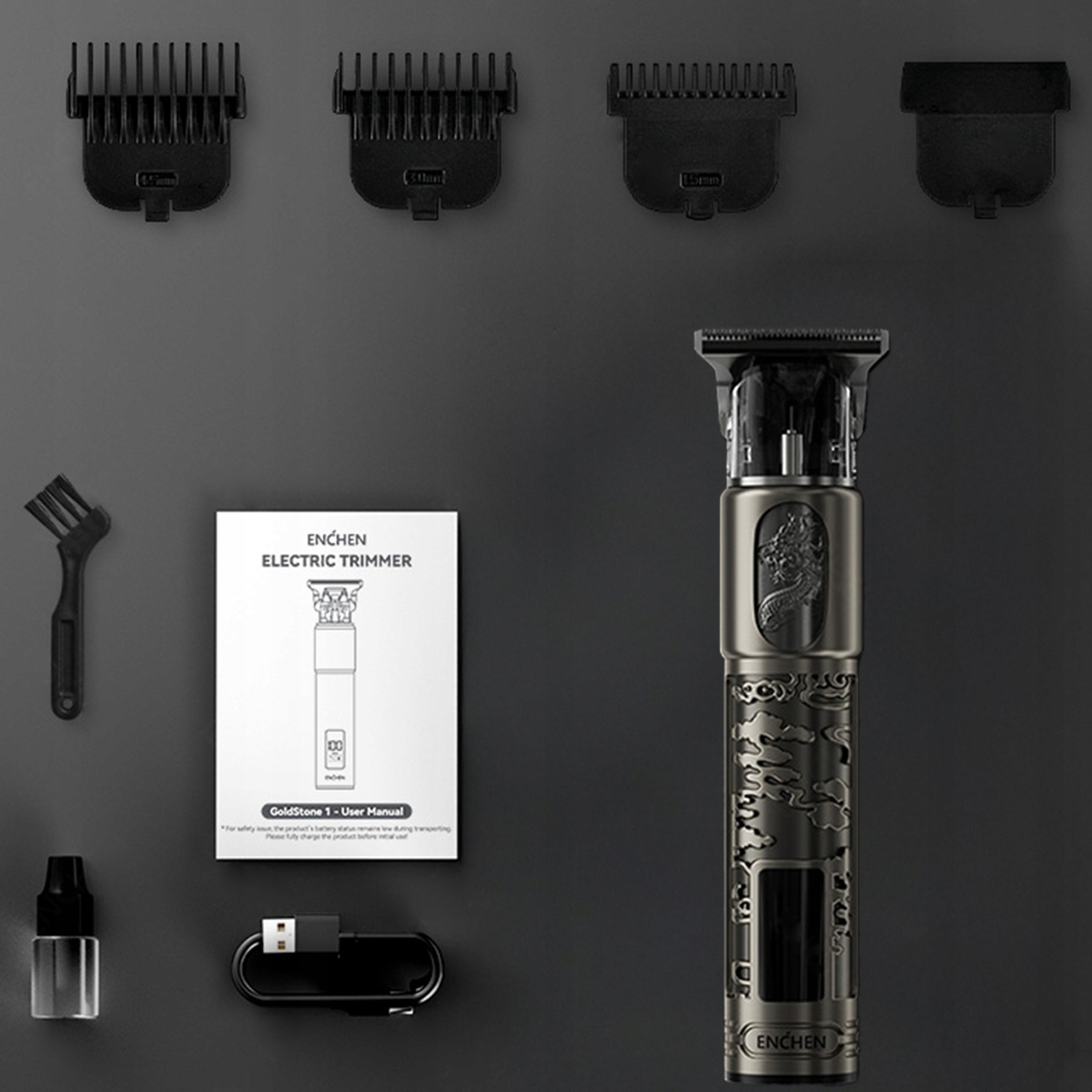 Zestaw trymera elektrycznego. Zawiera trymer, grzebienie prowadzące, instrukcję, szczoteczkę do czyszczenia, butelkę z olejem i kabel USB. Wszystko na szarym tle.
