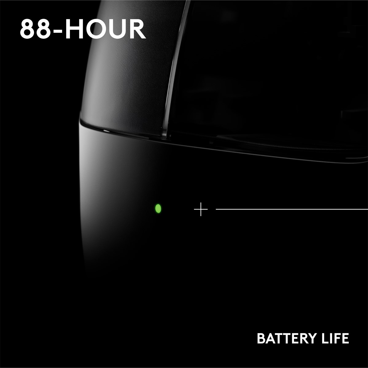 Yeşil ışıklı siyah bir cihazın yakın çekimi. Metin üstte '88-HOUR' ve altta 'BATTERY LIFE' şeklinde. Ayrıca bir artı işareti de görülüyor.