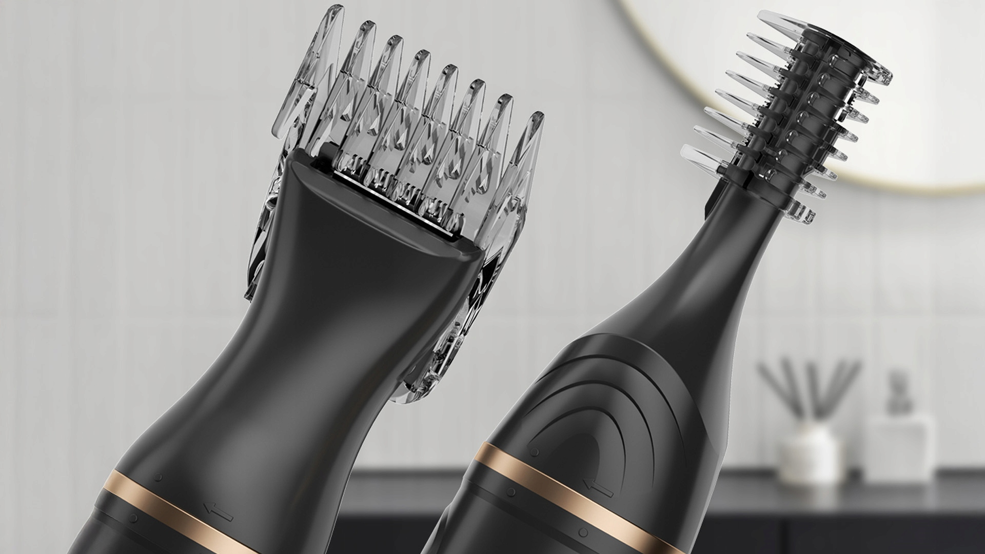 Dwie czarne i złote golarki elektryczne. Jedna ma nasadkę grzebieniową, druga głowicę trymera. Tło łazienki jest rozmyte.