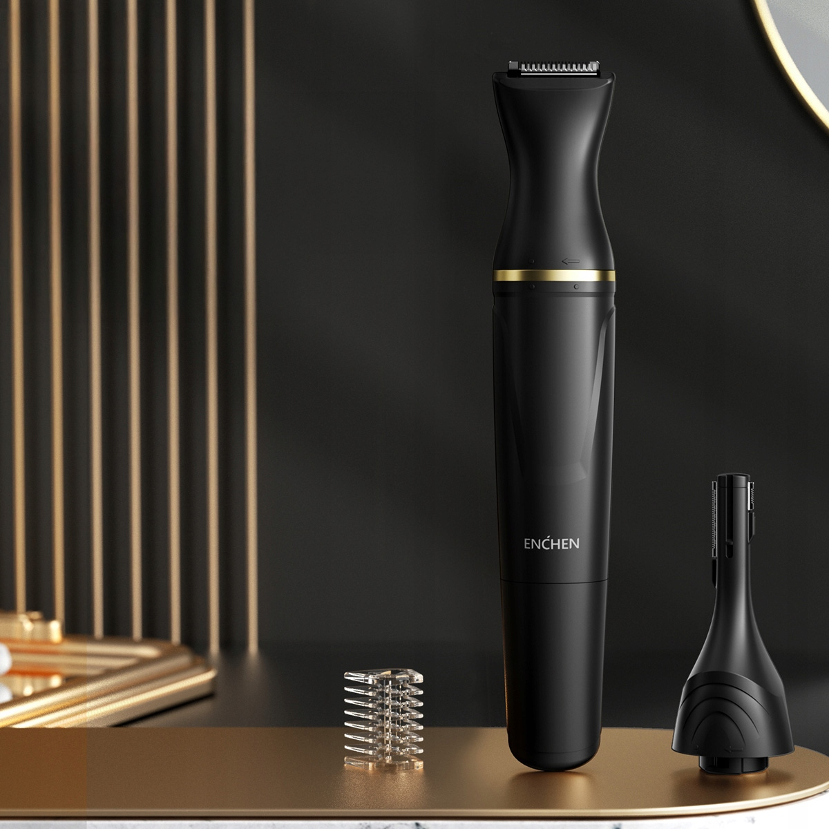 Czarna golarka elektryczna z trzema nasadkami. Umieszczona na złotej powierzchni na tle ciemnego tła ze złotymi liniami.