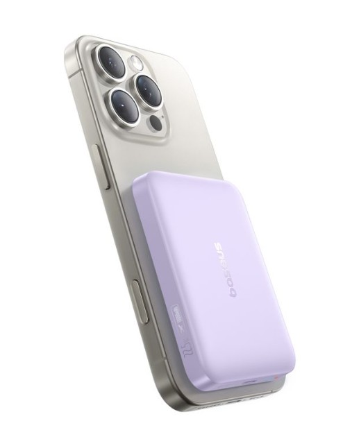 Üzerine takılı açık mor Baseus powerbank bulunan gümüş renkli bir telefon. Telefonda çoklu kamera lensi var.