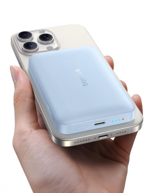 Bir el, üzerine takılı açık mavi bir powerbank bulunan bir telefon tutuyor. Telefondan üç kamera var. Powerbank'te bir logo var.