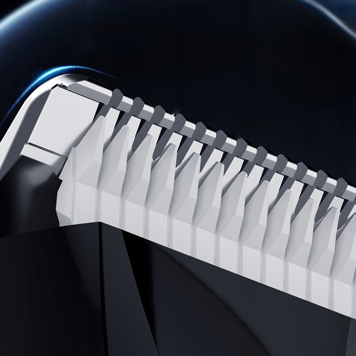 Zbliżenie białego ostrza maszynki do włosów. Ostrza są ostre i blisko siebie, z czarnym tłem. Maszynka jest częściowo widoczna.