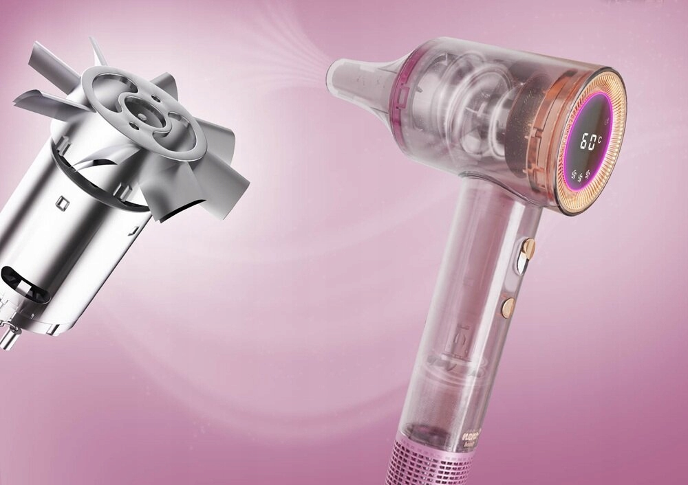 Przezroczysta suszarka do włosów z cyfrowym wyświetlaczem pokazującym 60 stopni. Obok metalowy wentylator. Różowe tło.