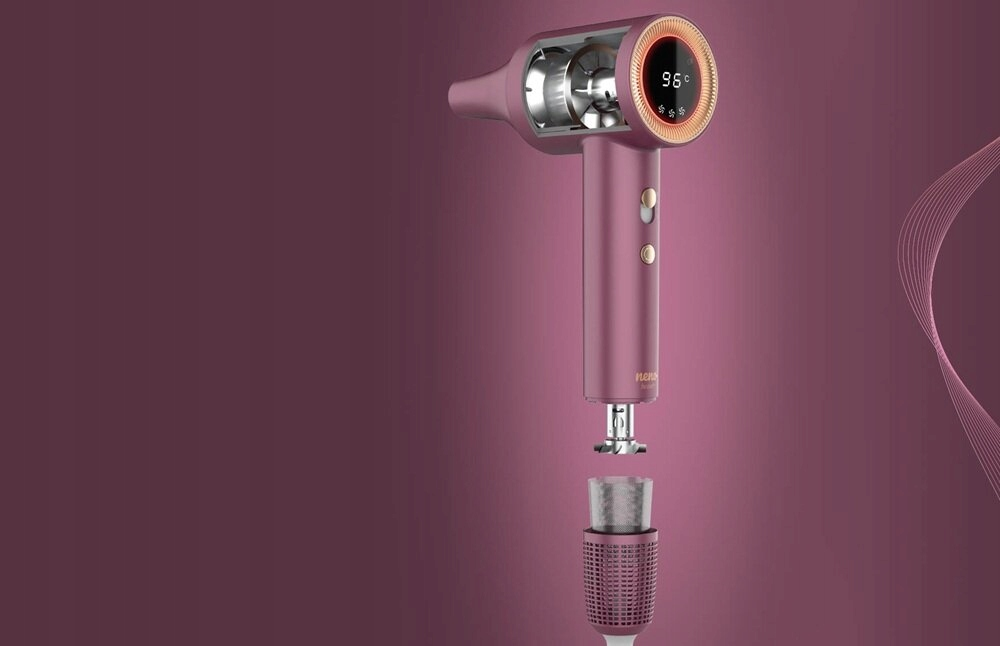 Zdemontowana różowa suszarka do włosów. Suszarka pokazuje wewnętrzne elementy, cyfrowy wyświetlacz z temperaturą 96 stopni i oddzielną dyszę.