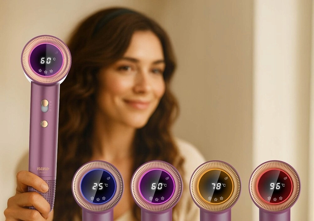 Uśmiechnięta kobieta trzyma fioletową suszarkę do włosów. Wyświetlacz suszarki pokazuje temperaturę. W tle są trzy inne suszarki.
