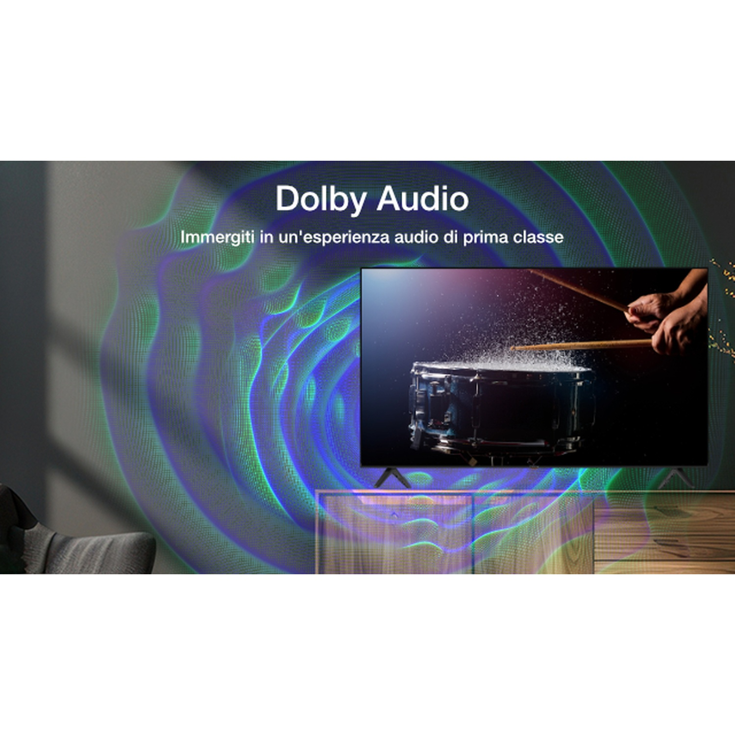 Un televisore mostra un tamburo che viene colpito. Sopra, "Dolby Audio". Forme ondulate verdi e blu sullo sfondo.