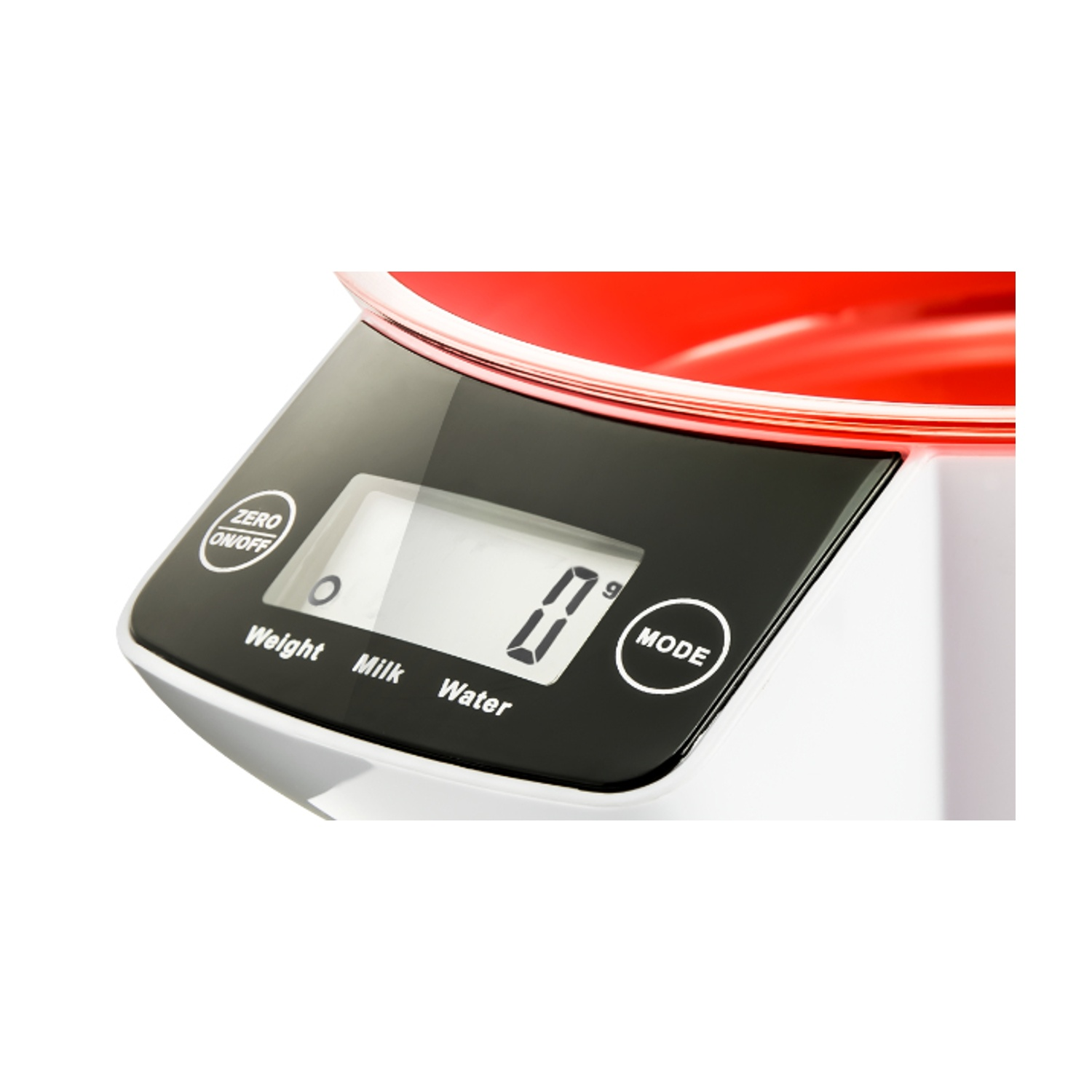 Primo piano di una bilancia da cucina digitale con display nero che mostra '0'. La bilancia è bianca con una ciotola rossa.