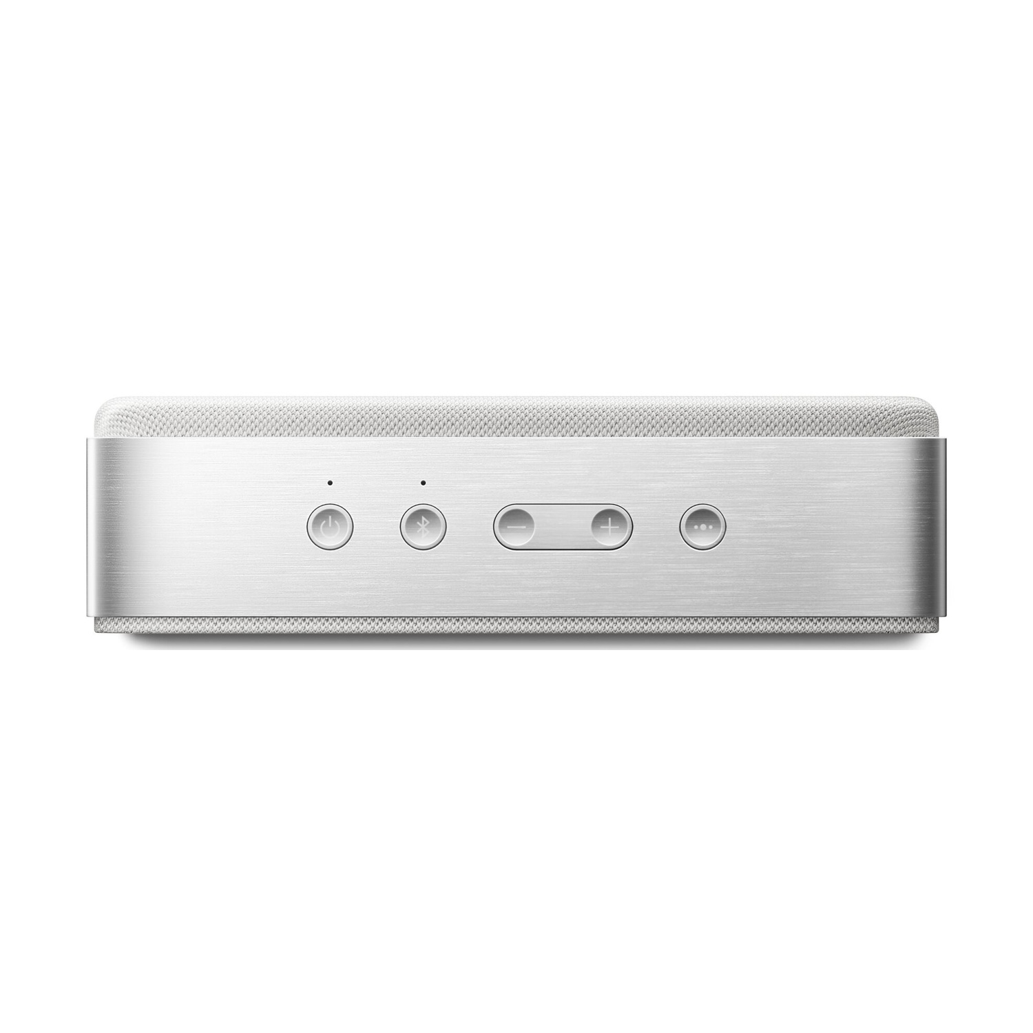 Un altoparlante argentato con la parte superiore in tessuto. Ha diversi pulsanti frontali, tra cui accensione, Bluetooth e controllo volume.