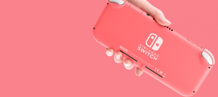 Ręka trzyma koralową konsolę Nintendo Switch Lite na koralowym tle. Widoczne jest logo Nintendo Switch.