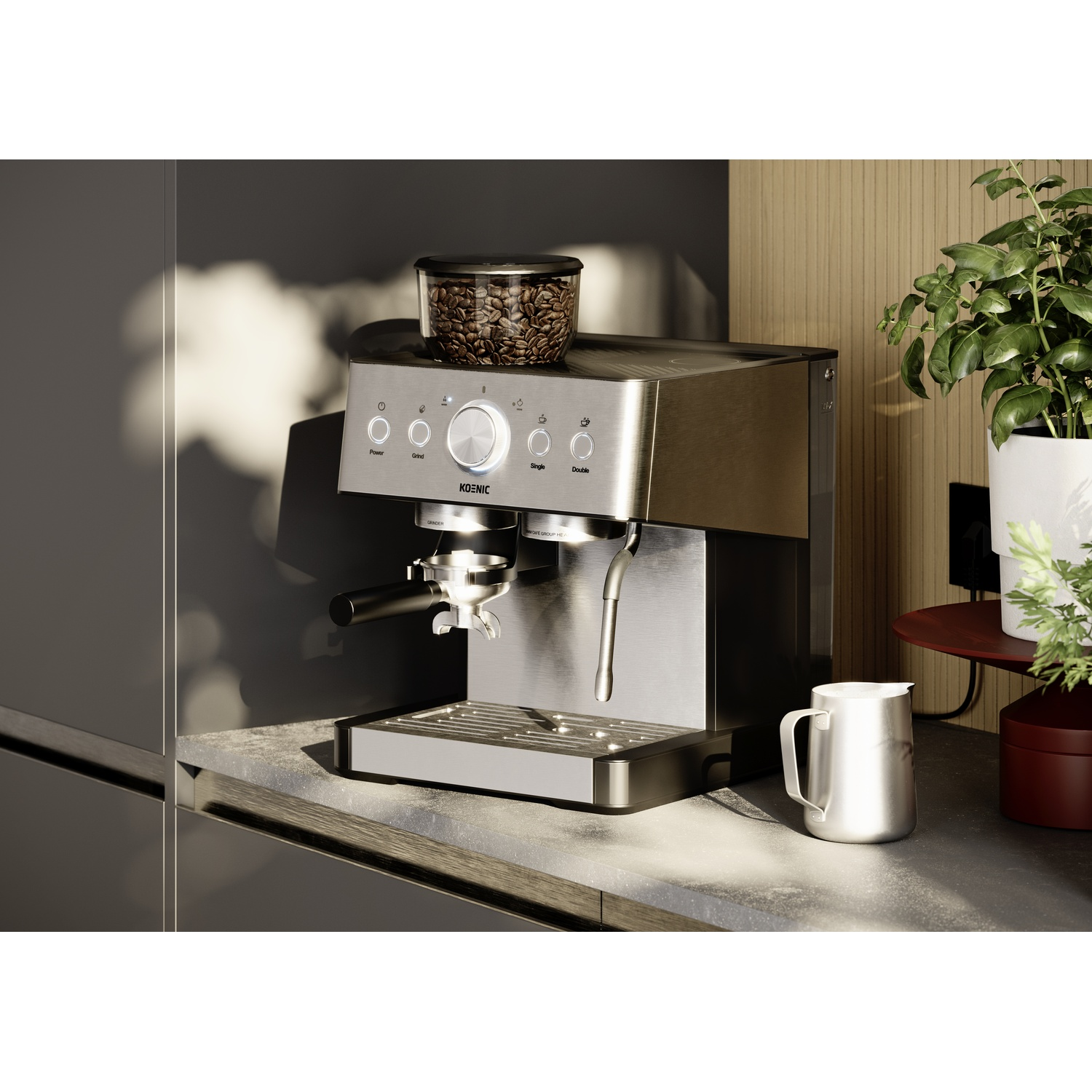 Macchina per espresso in acciaio inossidabile con contenitore per chicchi, lattiera e pianta su un bancone. Chicchi marroni nel contenitore.