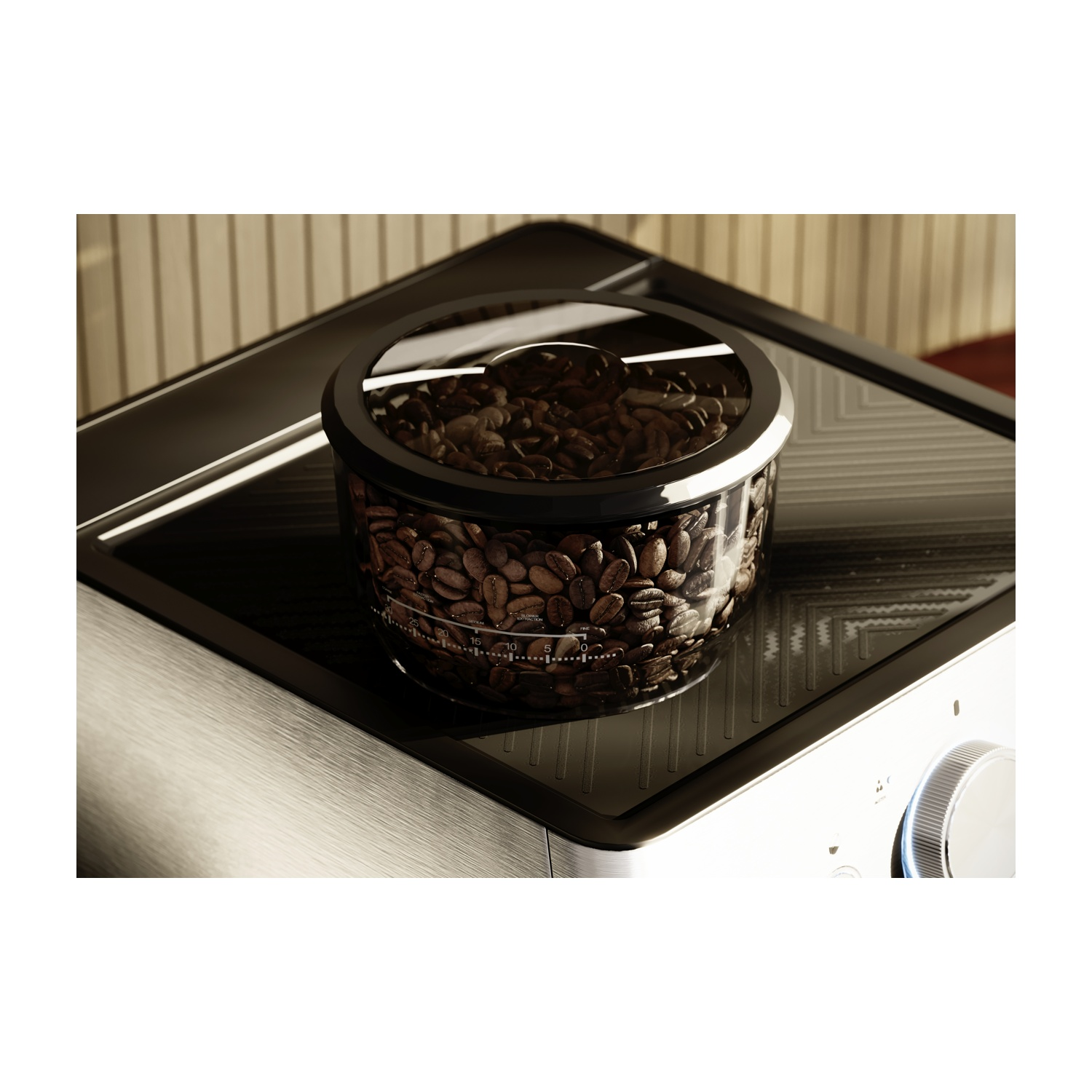 Dettaglio di una macchina da caffè. Un contenitore trasparente pieno di chicchi di caffè si trova su una superficie nera. La macchina ha una finitura argentata.