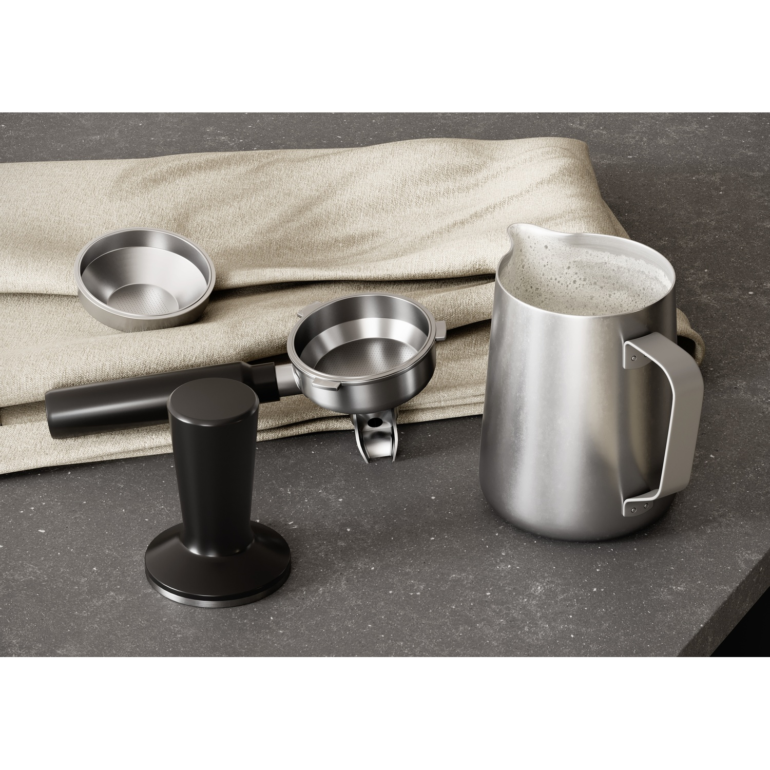 Attrezzatura per fare il caffè su un piano di lavoro scuro. Include un portafiltro, un pressino, una lattiera e un filtro.