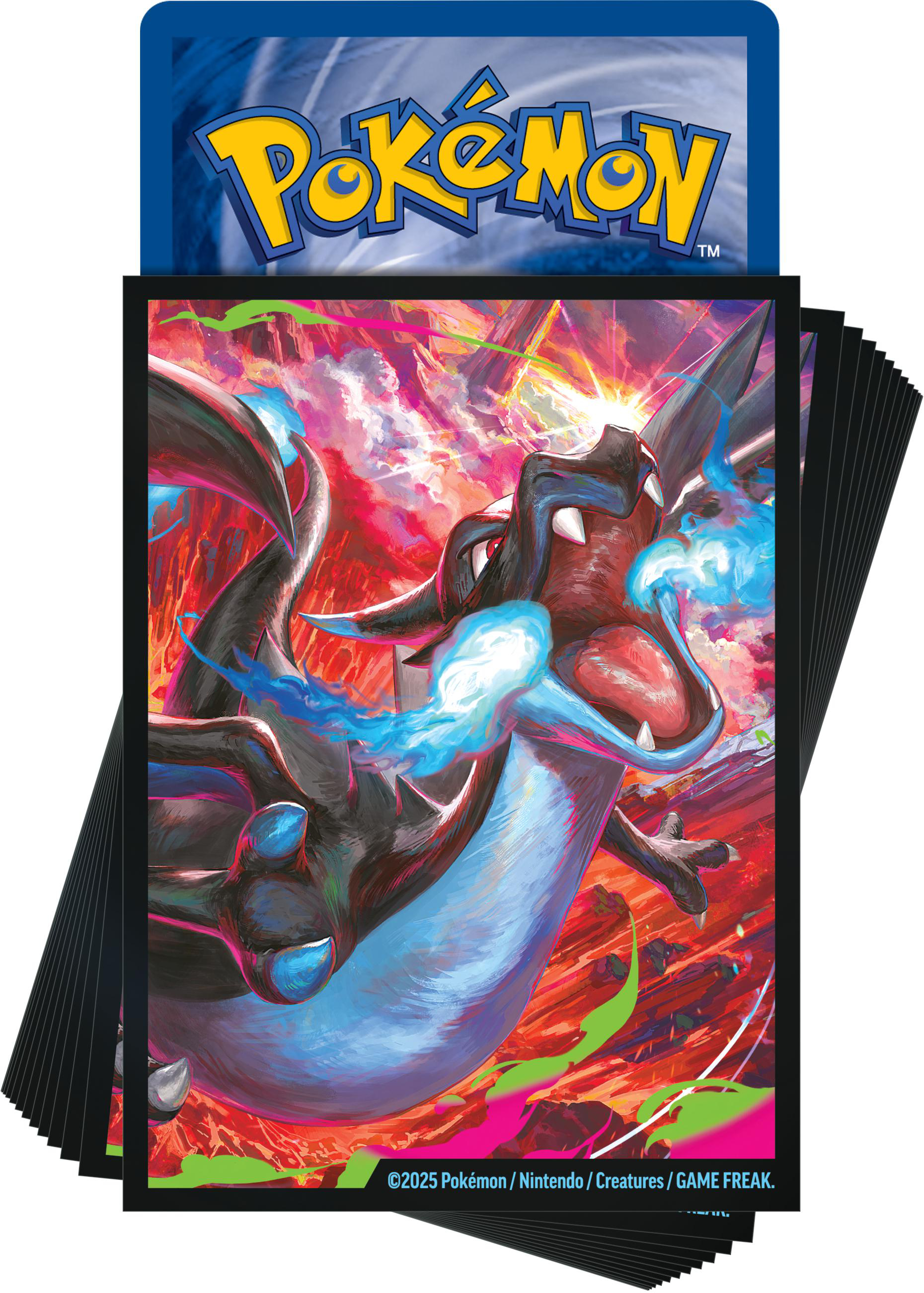 Ein Stapel schwarzer Kartenhüllen mit einer Charizard-Illustration. Das Pokémon-Logo befindet sich oben, eine blaue Flamme kommt heraus.
