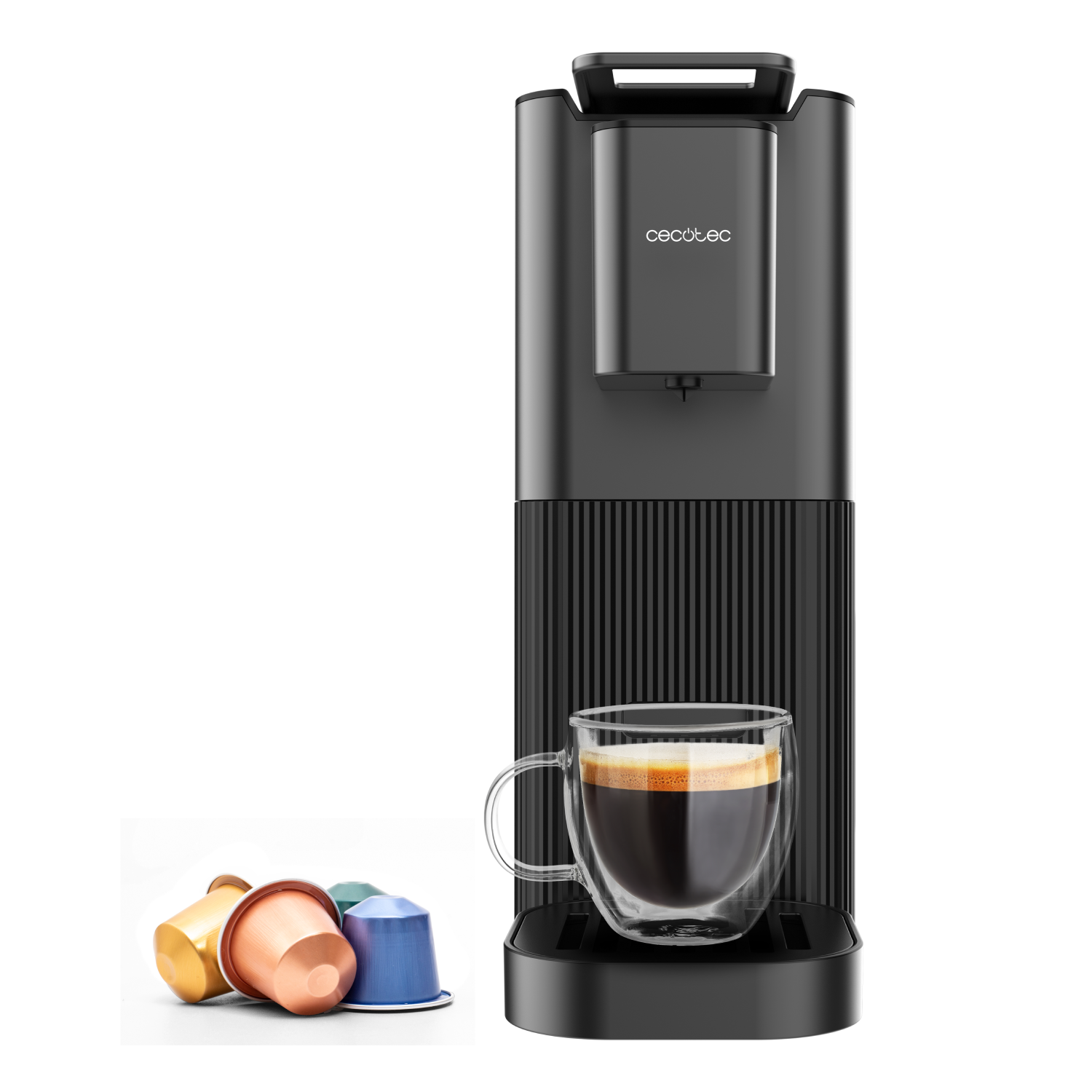 Cafetera negra con un vaso de café y cápsulas. La máquina tiene un cuerpo negro con el nombre de la marca. Se ven cápsulas de diferentes colores.