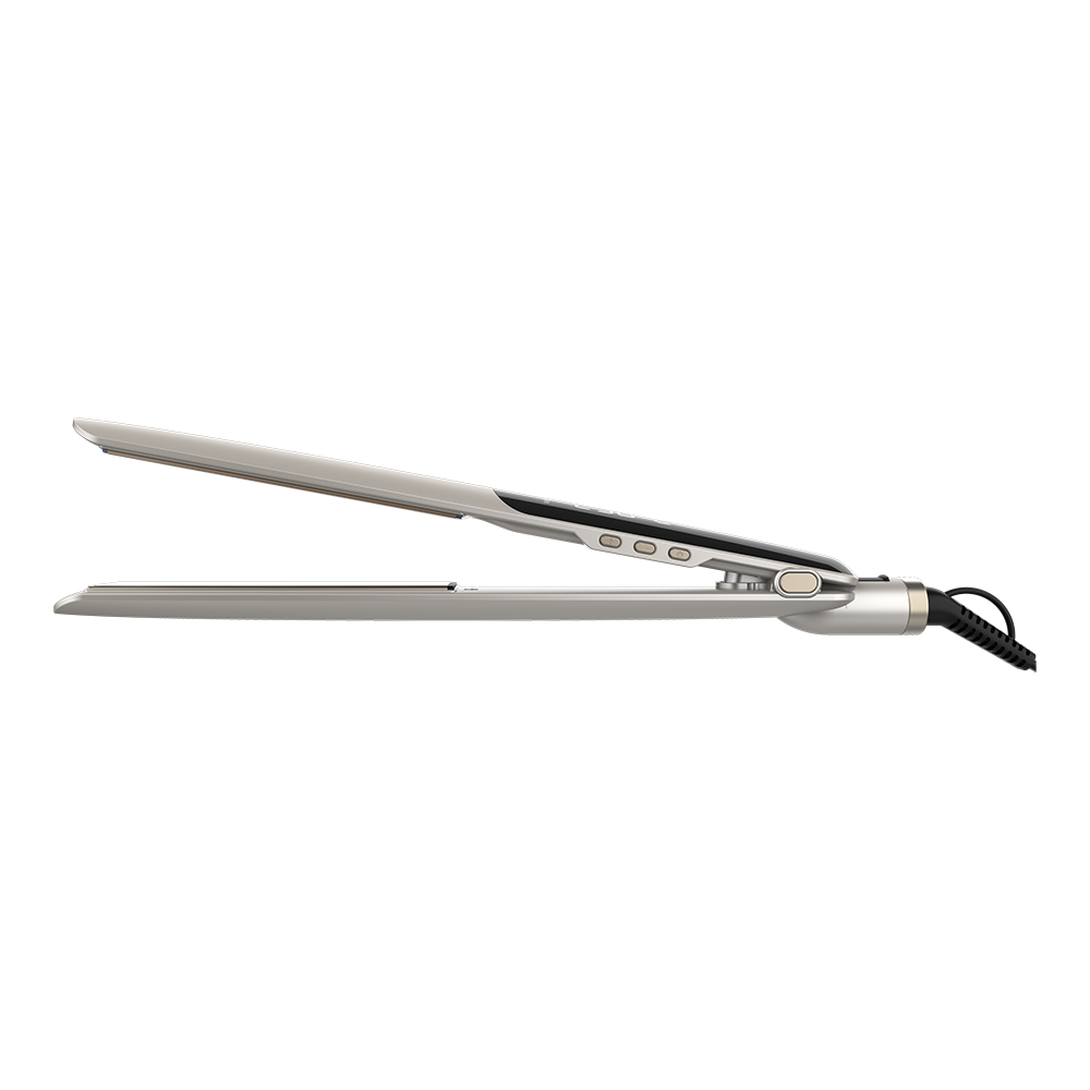 Una plancha de pelo plateada con detalles negros y un cable de alimentación negro, horizontal sobre fondo blanco.
