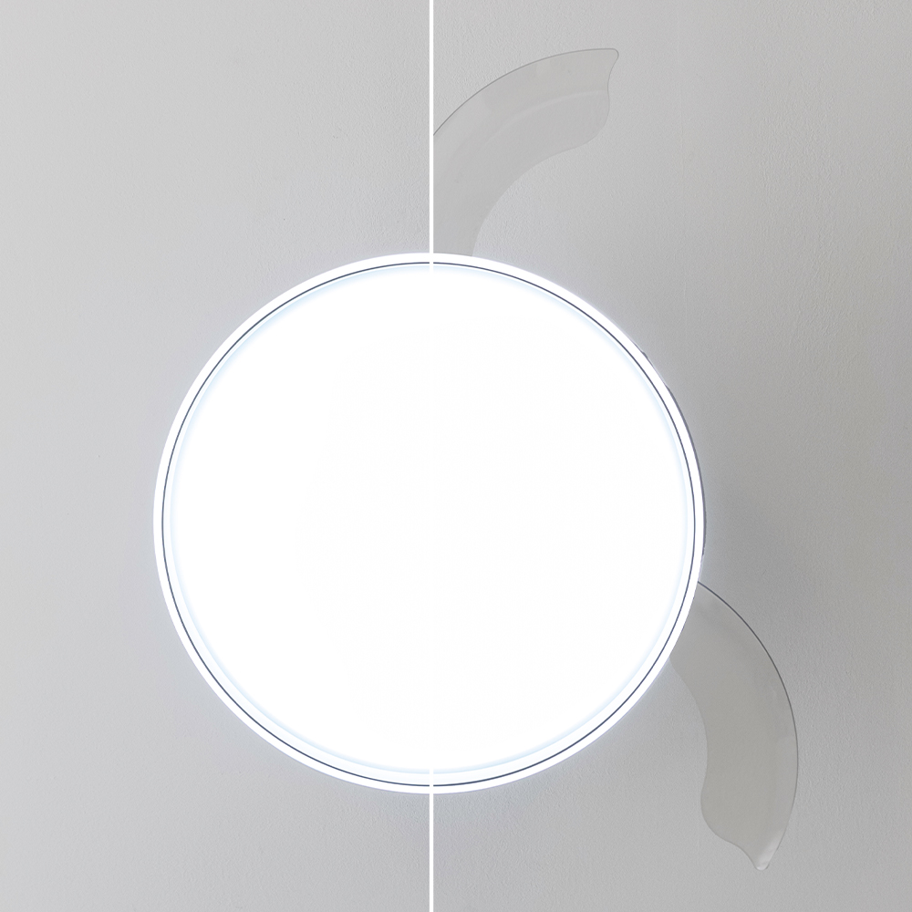 Un ventilador de techo con una luminaria circular brillante. Las aspas son transparentes. El fondo es un techo liso y claro.