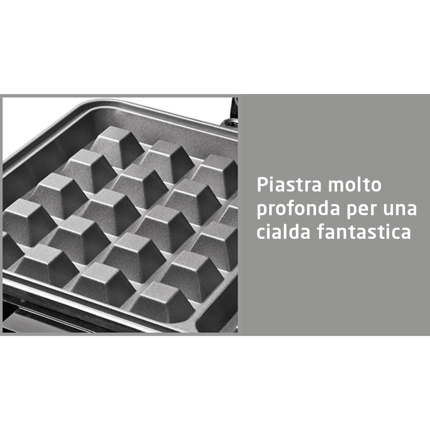 Primo piano di una piastra per waffle con superficie di cottura grigia a motivi quadrati. Testo: 'Piastra molto profonda per un waffle fantastico'.