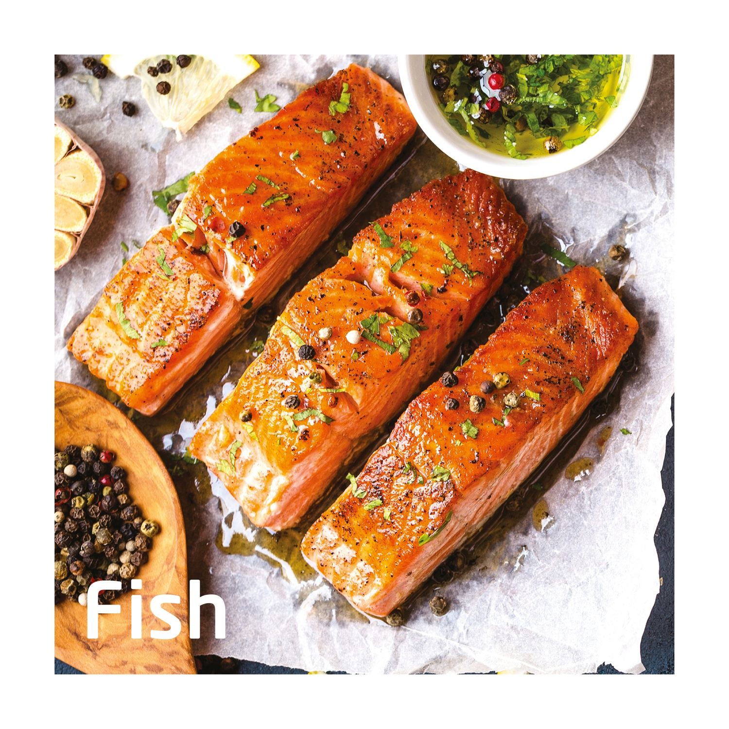 Tre filetti di salmone cotti conditi con erbe e grani di pepe, serviti su carta pergamena, con una ciotola di salsa e spezie.